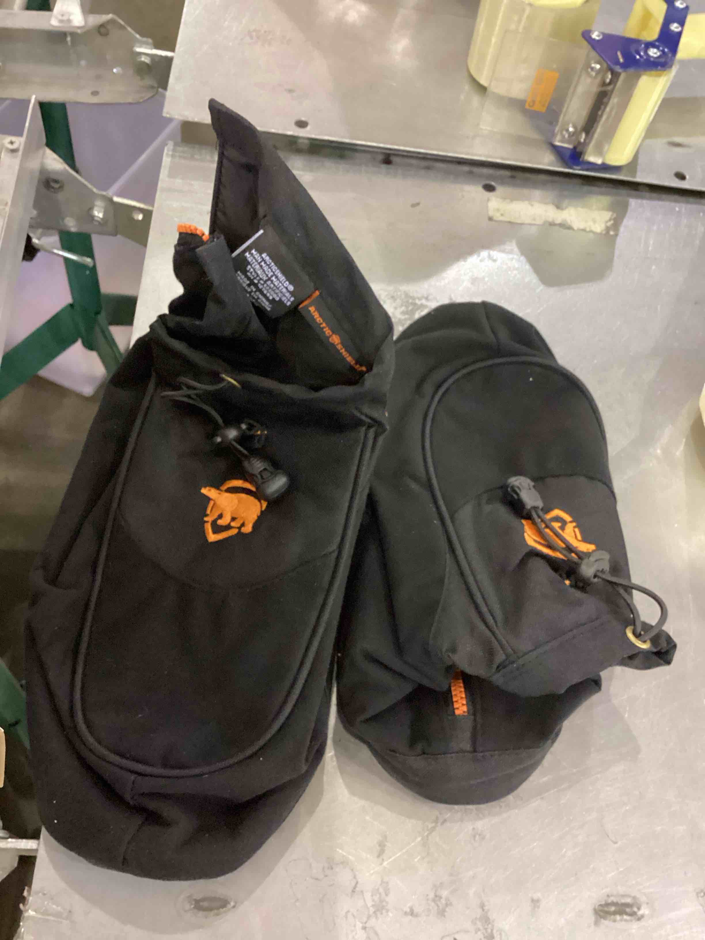 https://s3.amazonaws.com/lotting-images-prod/bidfta/EXS00581926_1703251649957.jpeg