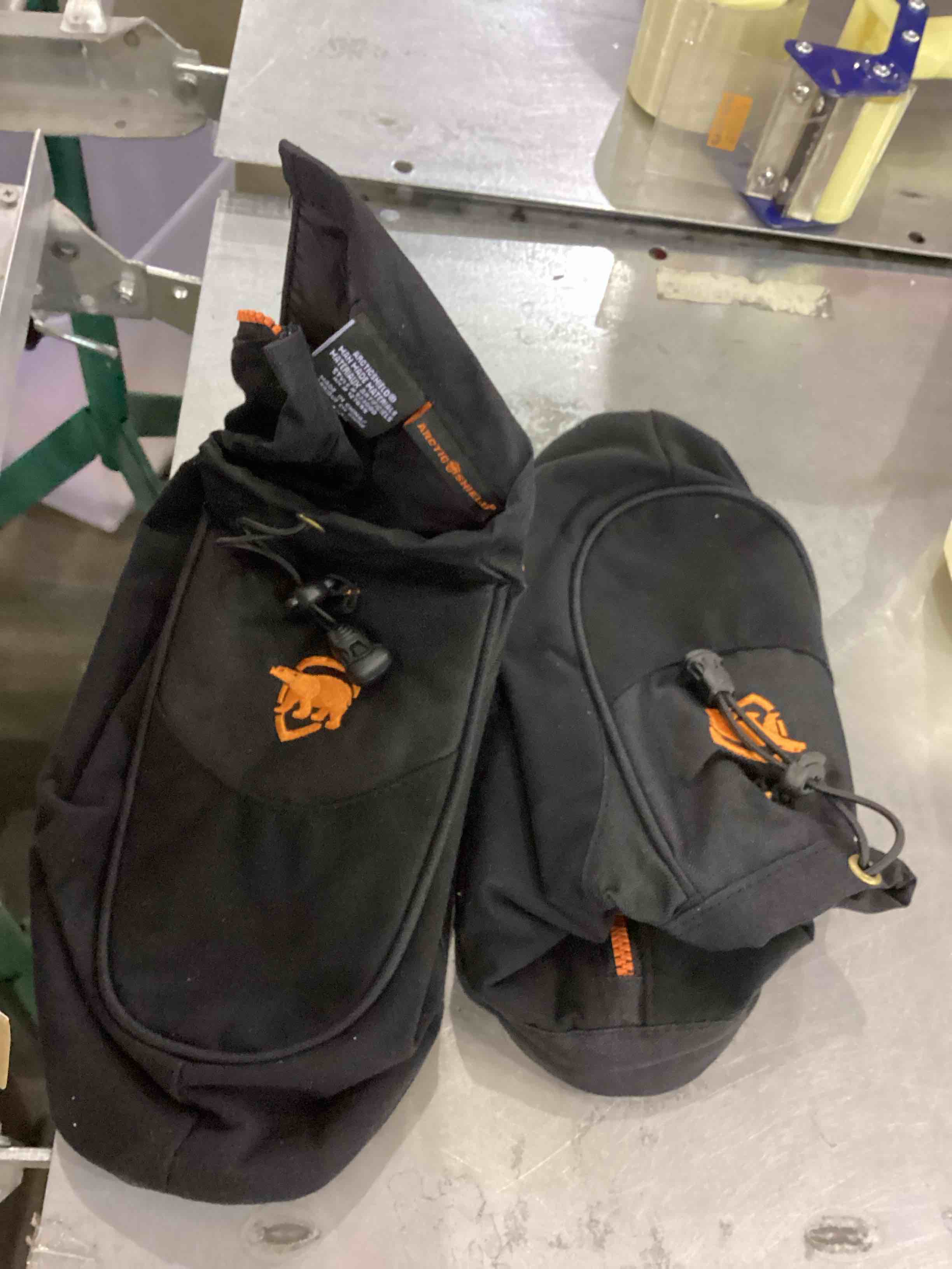 https://s3.amazonaws.com/lotting-images-prod/bidfta/EXS00581926_1703251651106.jpeg