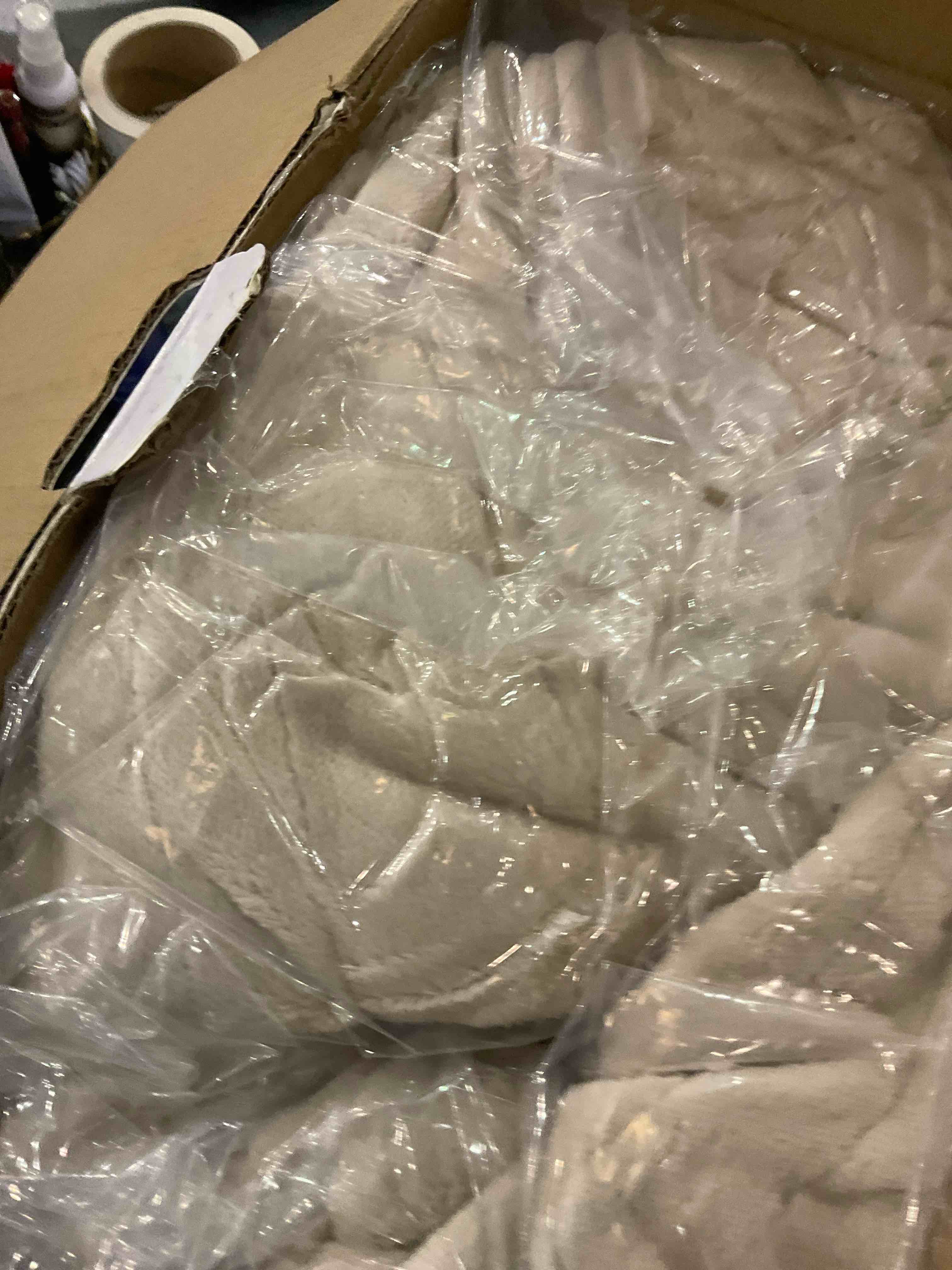 https://s3.amazonaws.com/lotting-images-prod/bidfta/EXS00584079_1701701803623.jpeg