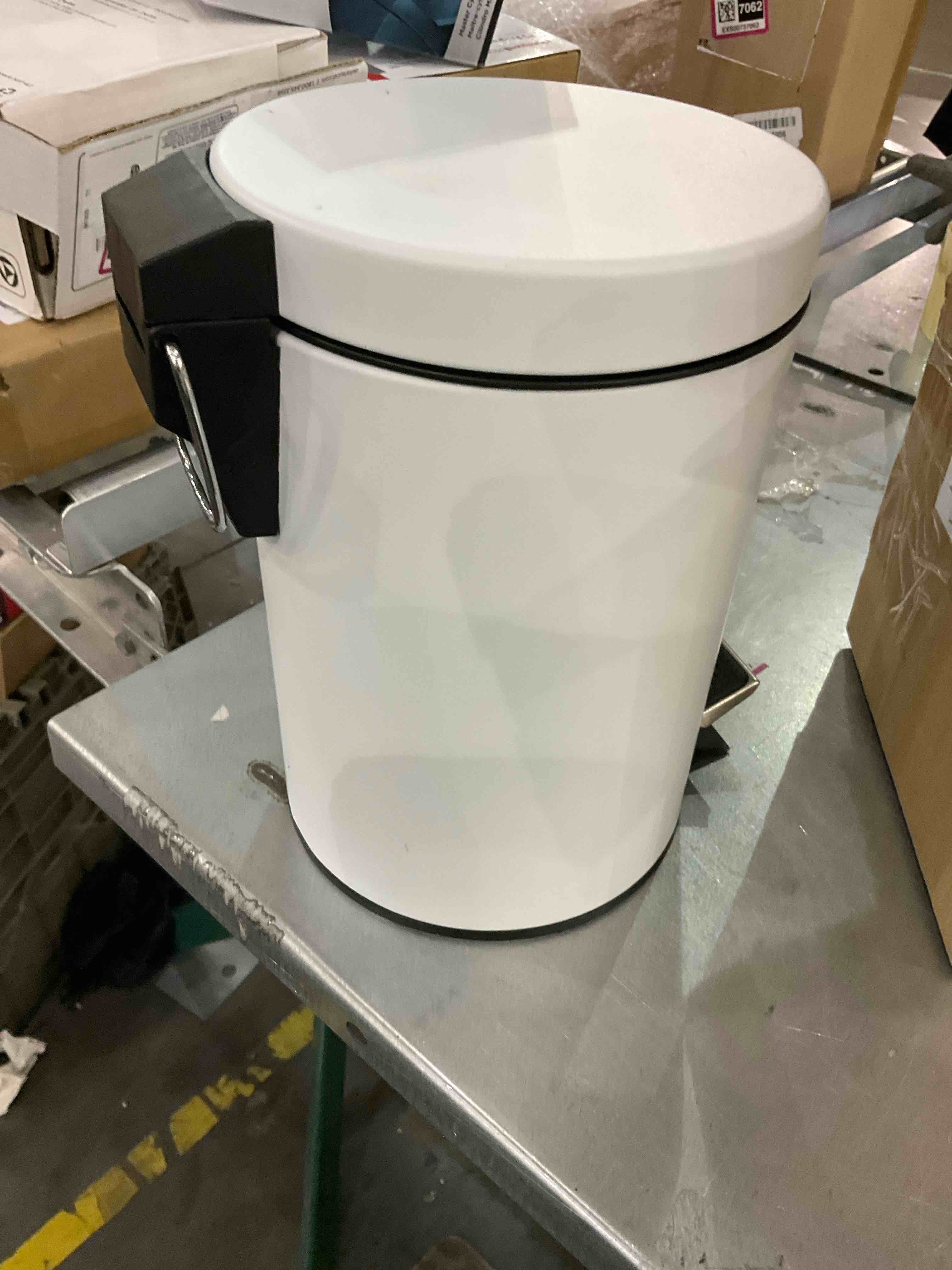 https://s3.amazonaws.com/lotting-images-prod/bidfta/EXS00587420_1702042658329.jpeg