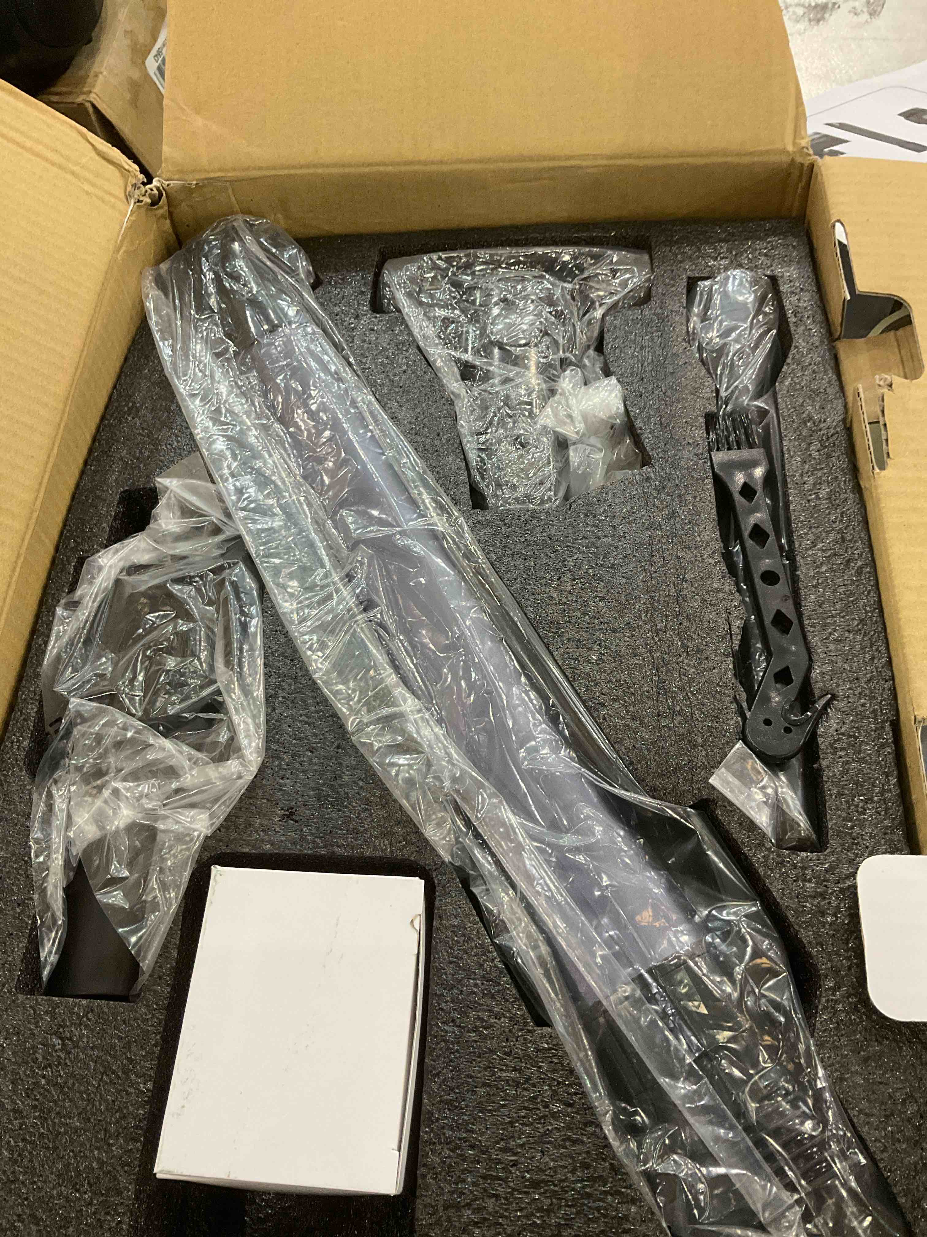 https://s3.amazonaws.com/lotting-images-prod/bidfta/EXS00588939_1702393177692.jpeg