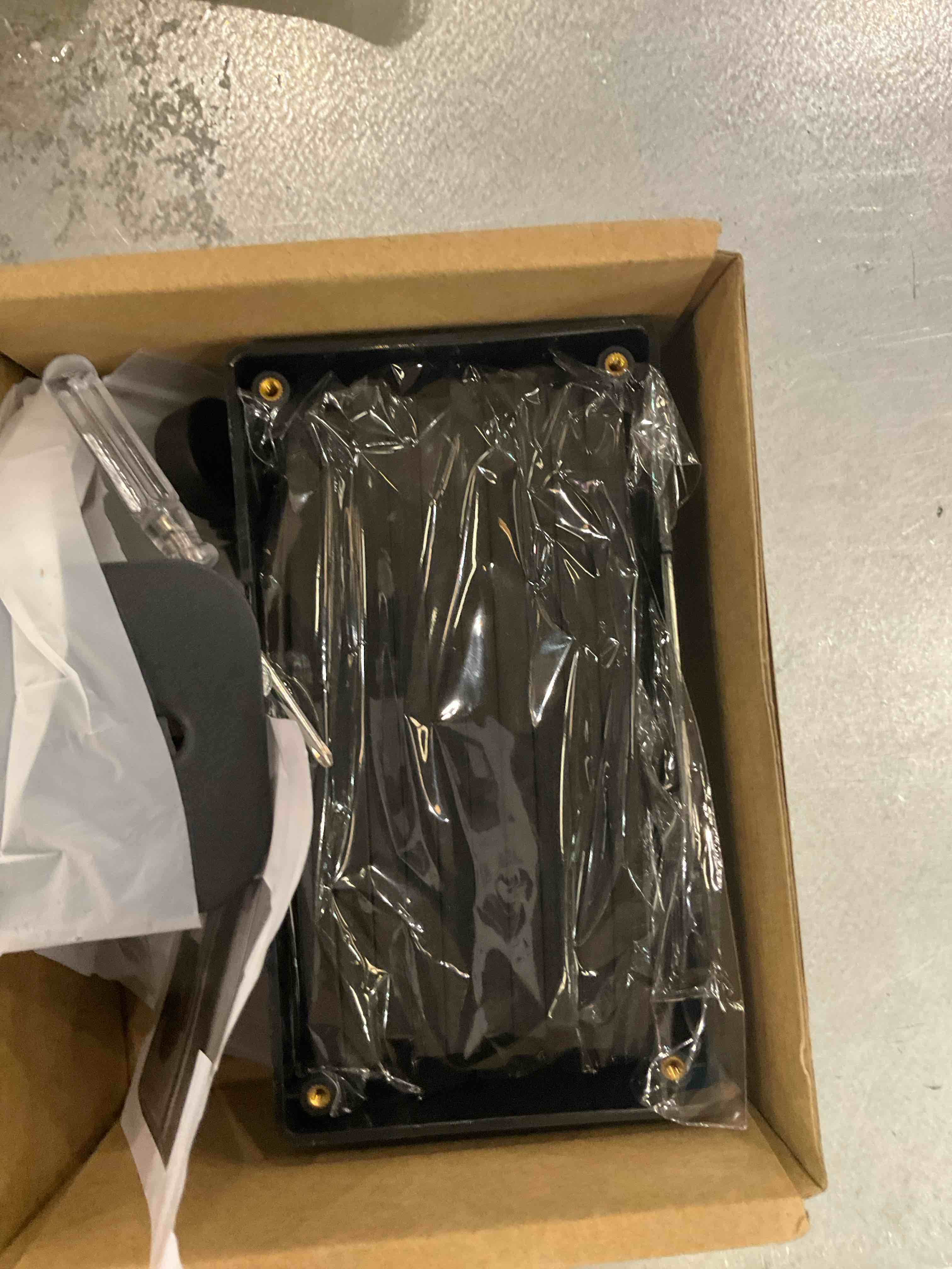 https://s3.amazonaws.com/lotting-images-prod/bidfta/EXS00595930_1700072505882.jpeg
