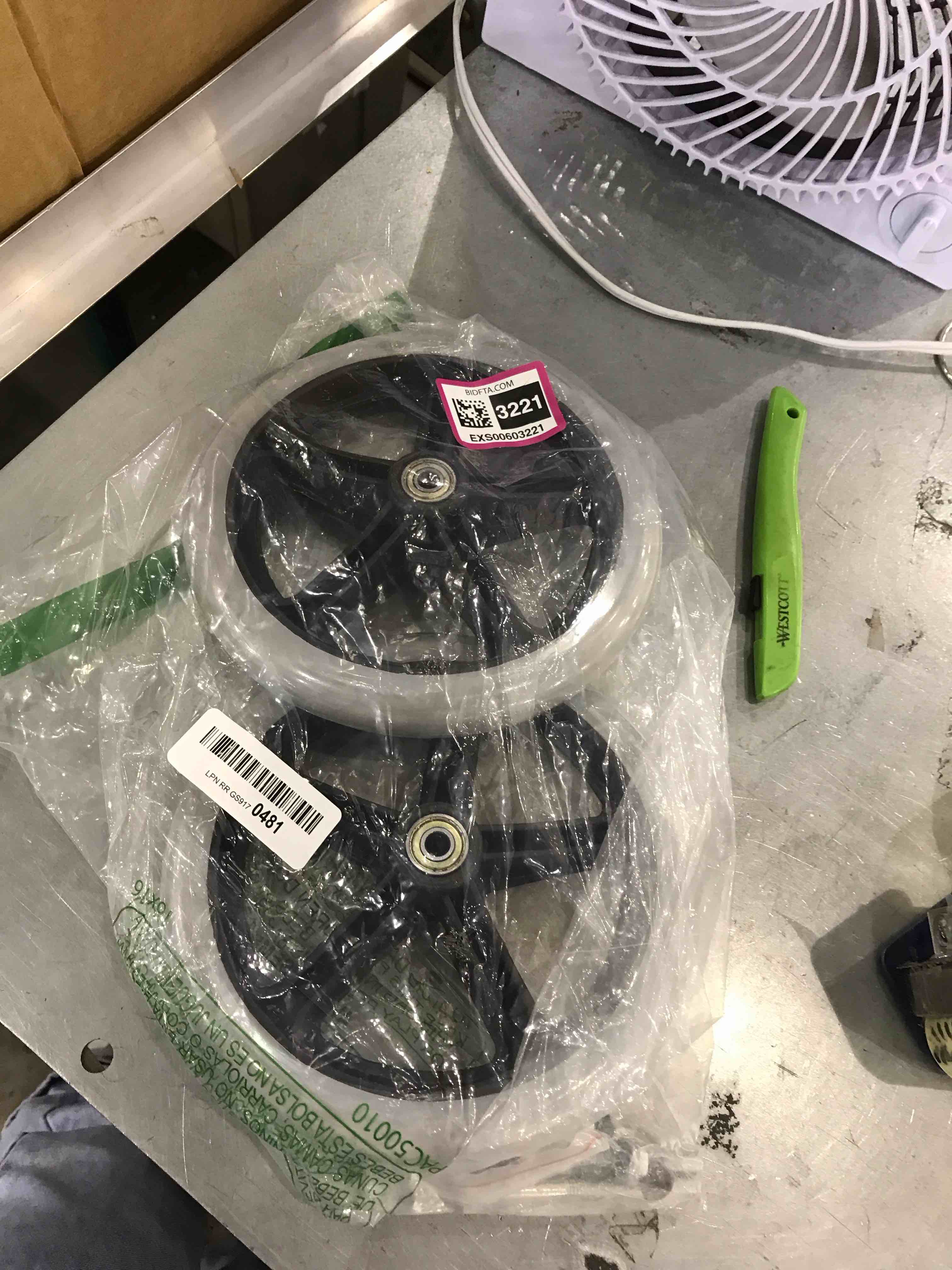 https://s3.amazonaws.com/lotting-images-prod/bidfta/EXS00603221_1698679887769.jpeg