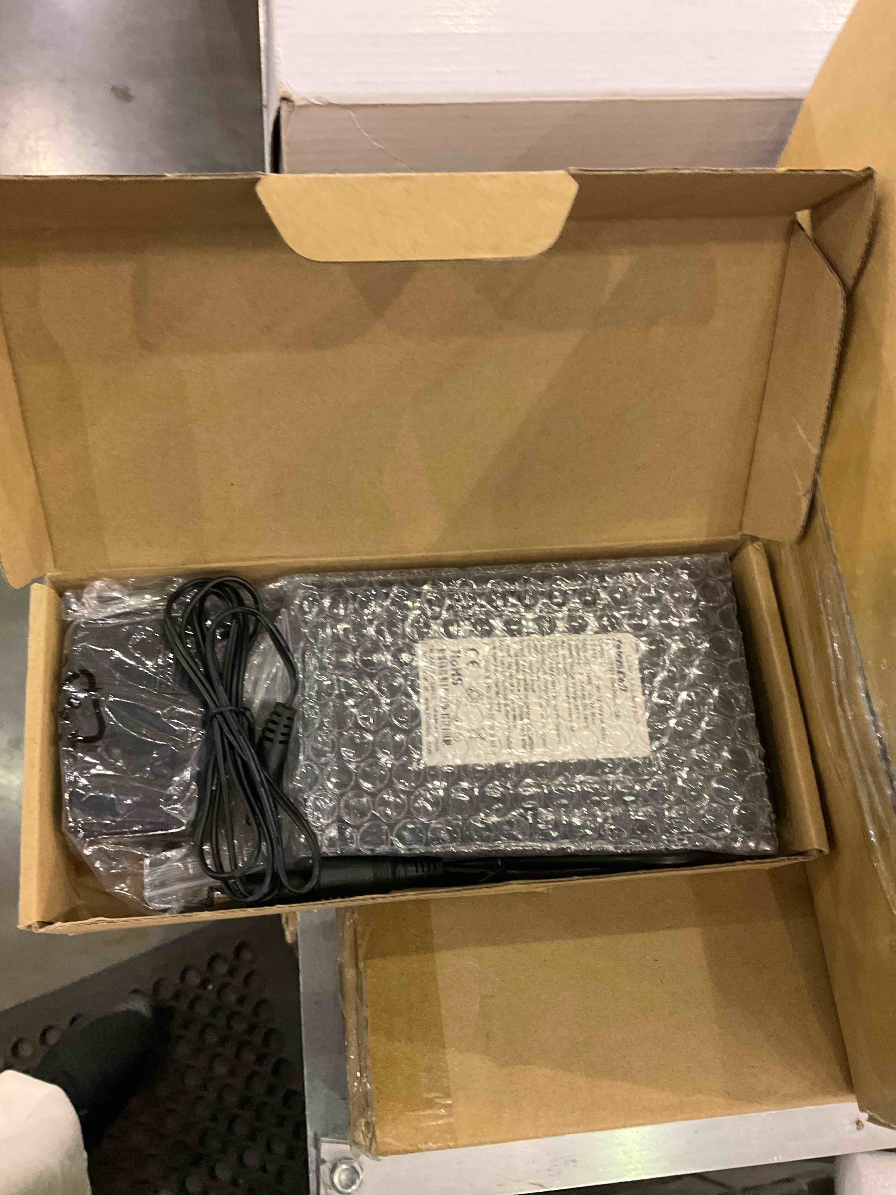 https://s3.amazonaws.com/lotting-images-prod/bidfta/EXS00604732_1698322967098.jpeg