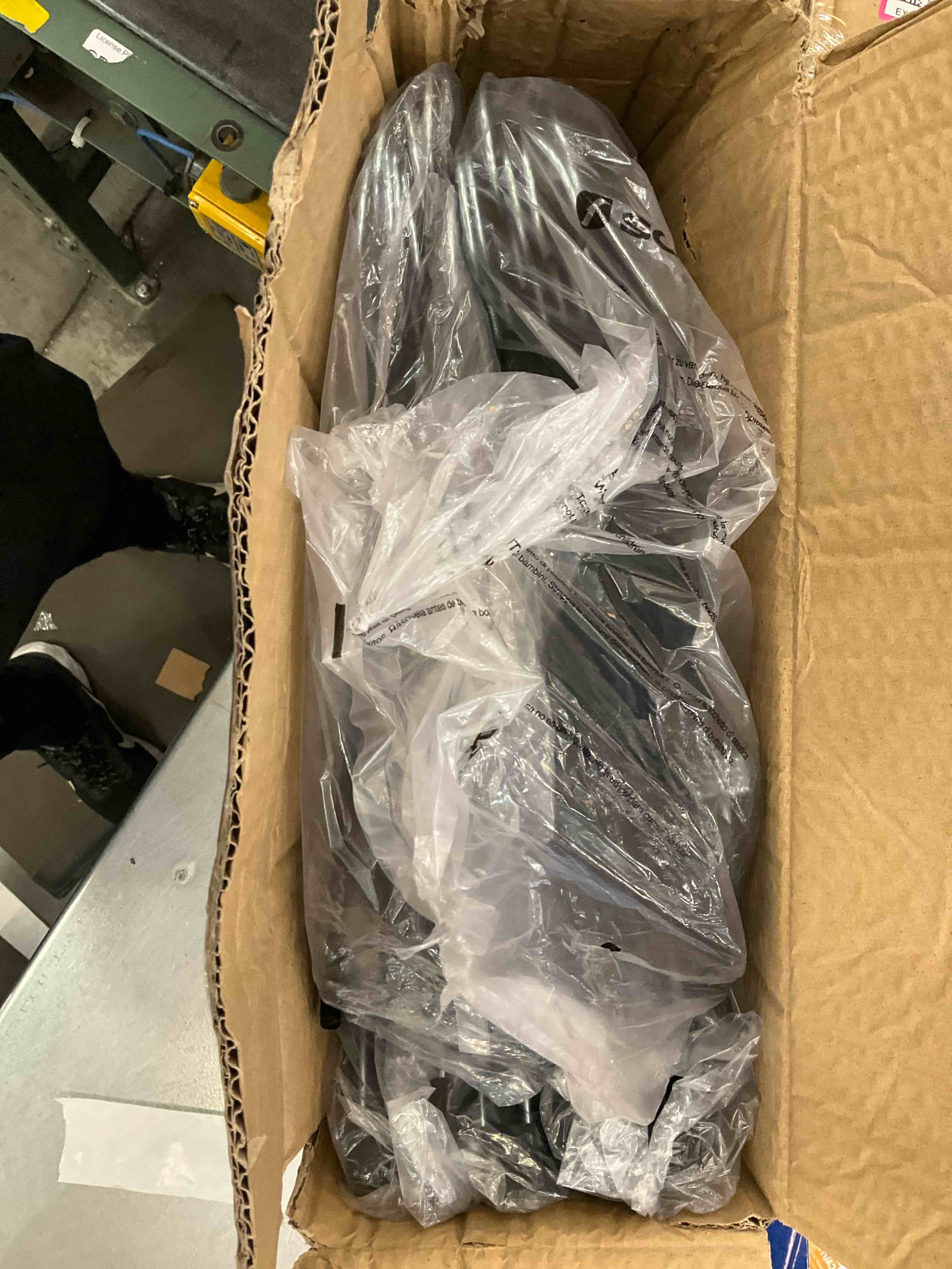 https://s3.amazonaws.com/lotting-images-prod/bidfta/EXS00608203_1698079918967.jpeg