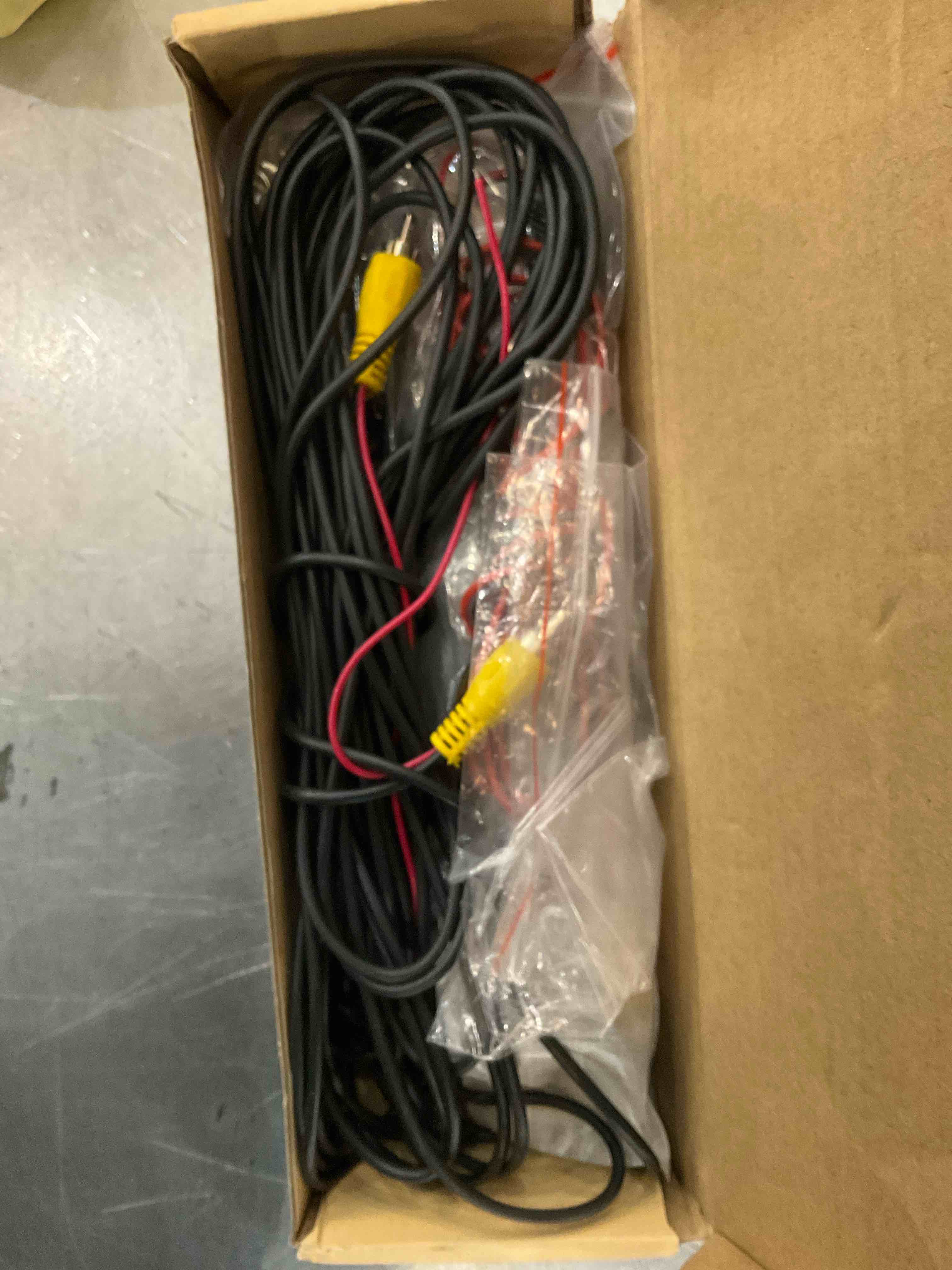 https://s3.amazonaws.com/lotting-images-prod/bidfta/EXS00608940_1699021415957.jpeg