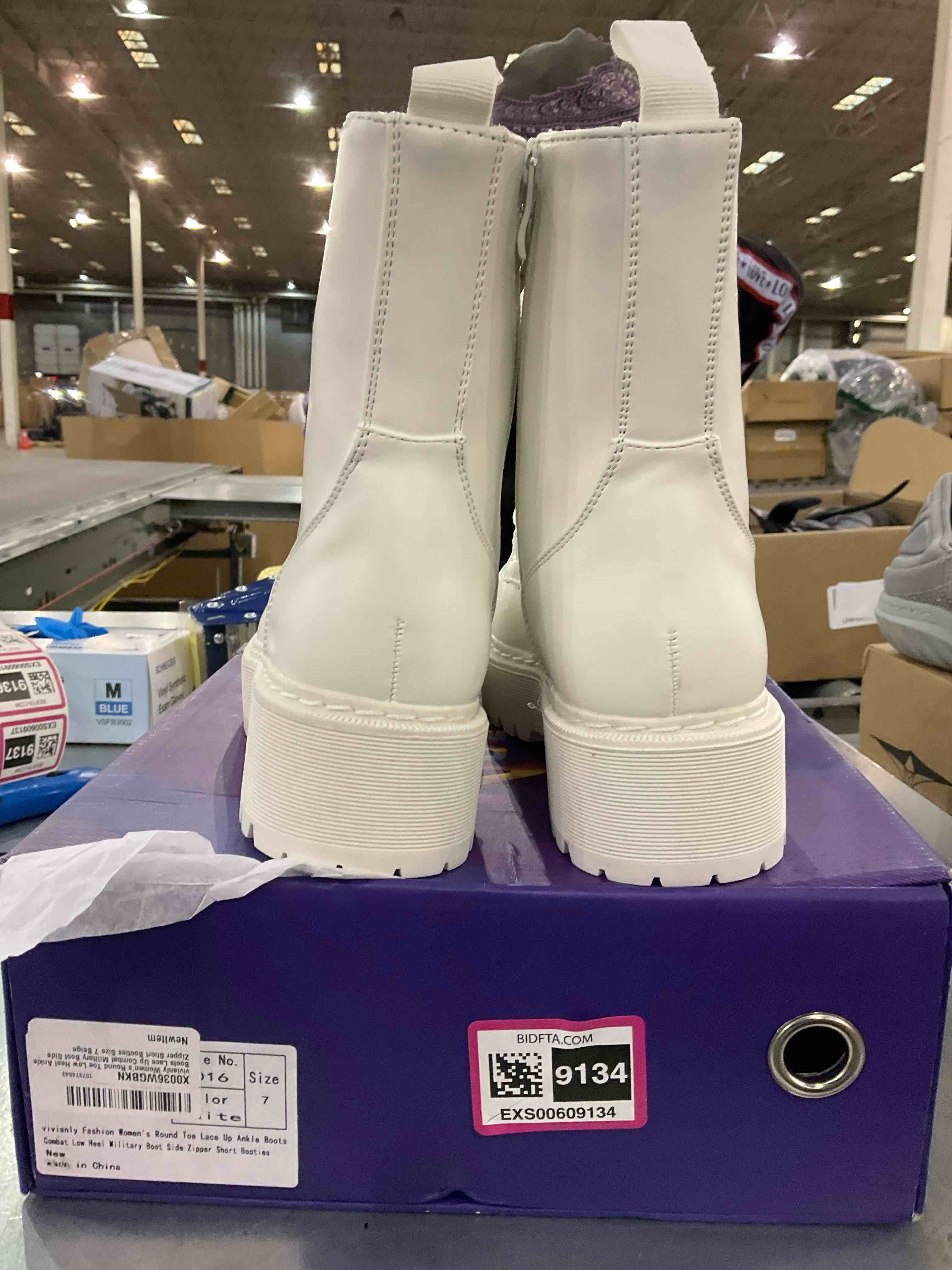 viviany boot zip up side white