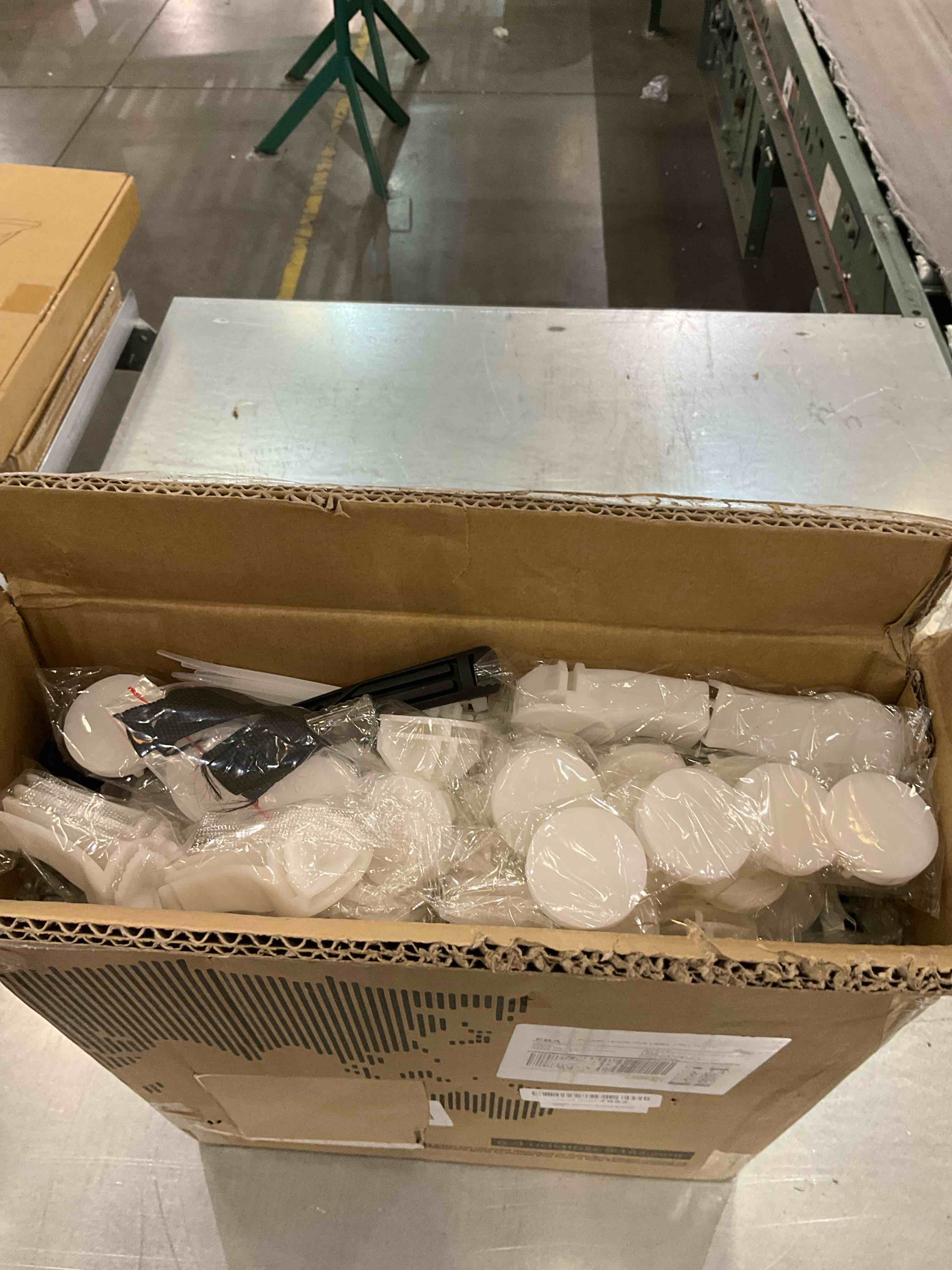 https://s3.amazonaws.com/lotting-images-prod/bidfta/EXS00612638_1697744727141.jpeg