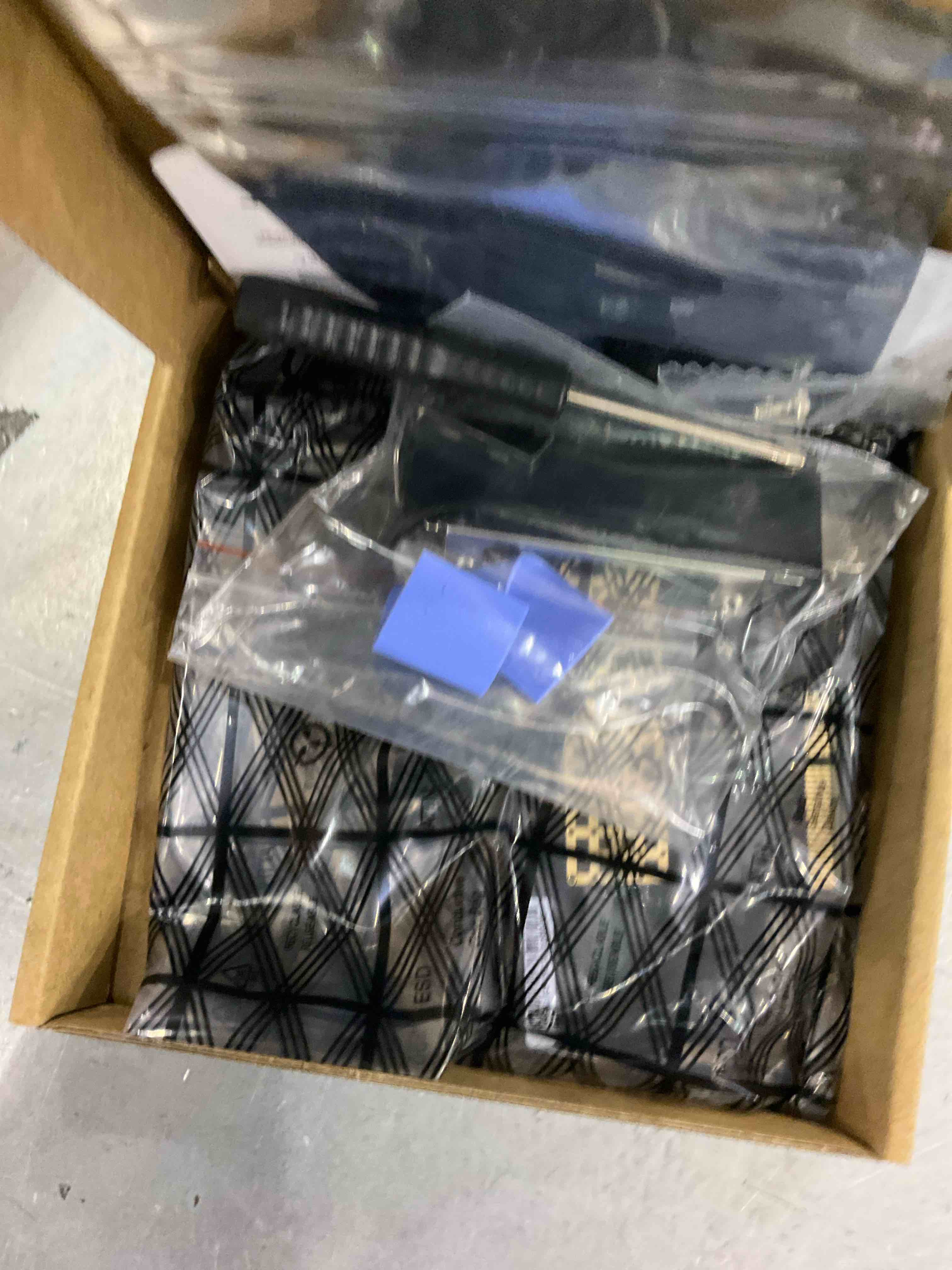 https://s3.amazonaws.com/lotting-images-prod/bidfta/EXS00620330_1695318339613.jpeg