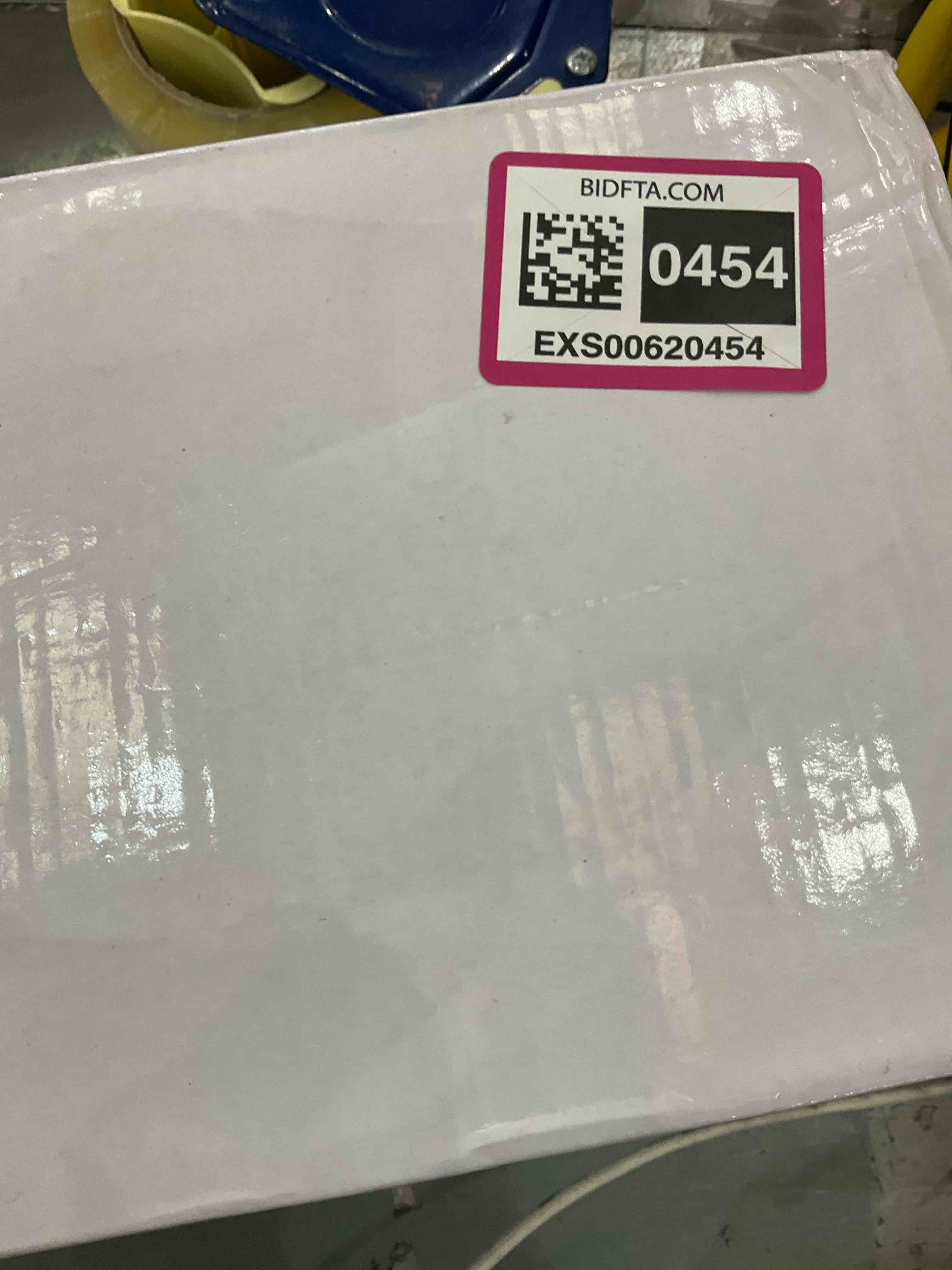 https://s3.amazonaws.com/lotting-images-prod/bidfta/EXS00620454_1695392546263.jpeg