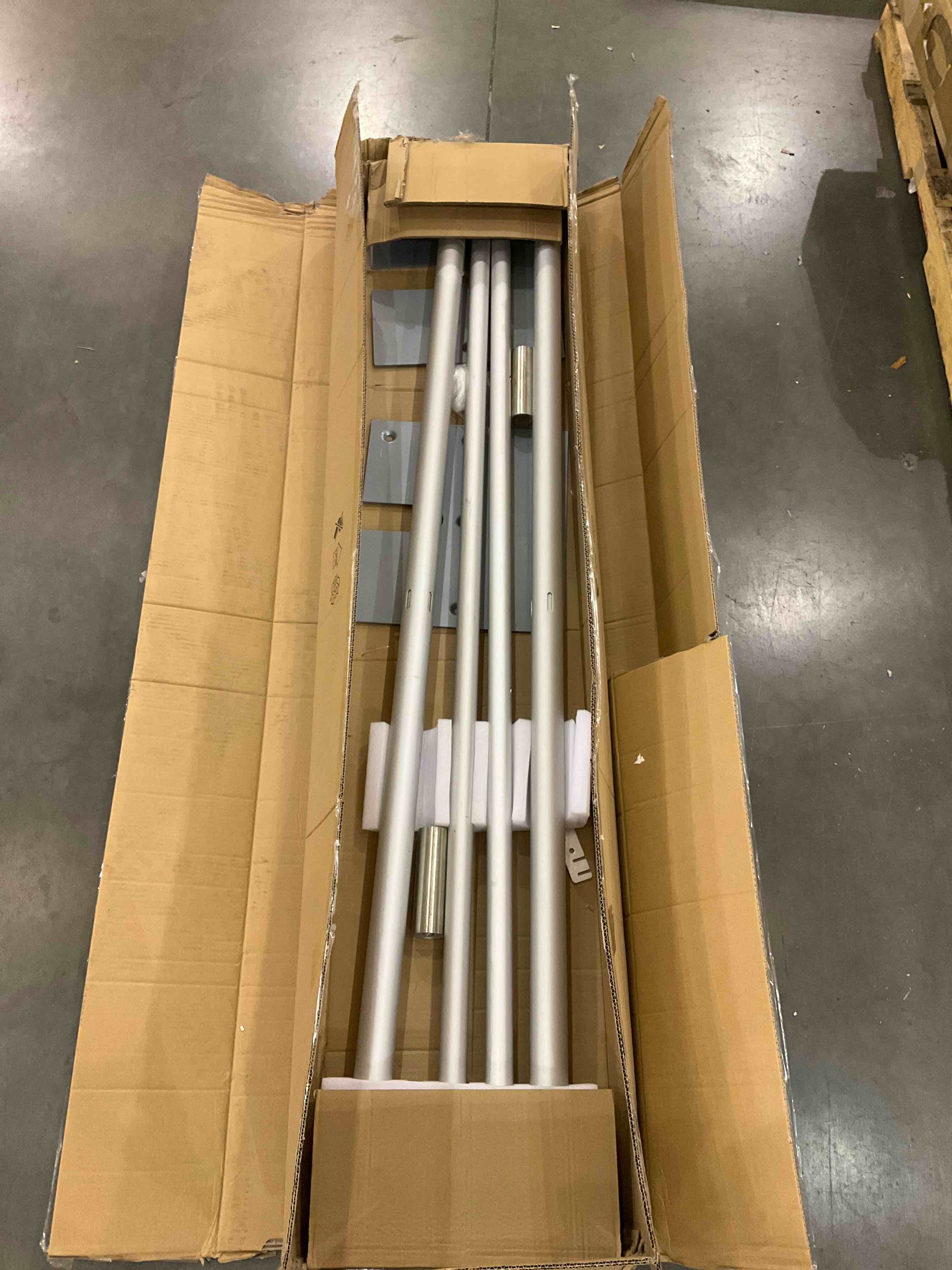 https://s3.amazonaws.com/lotting-images-prod/bidfta/EXS00621015_1694698175247.jpeg