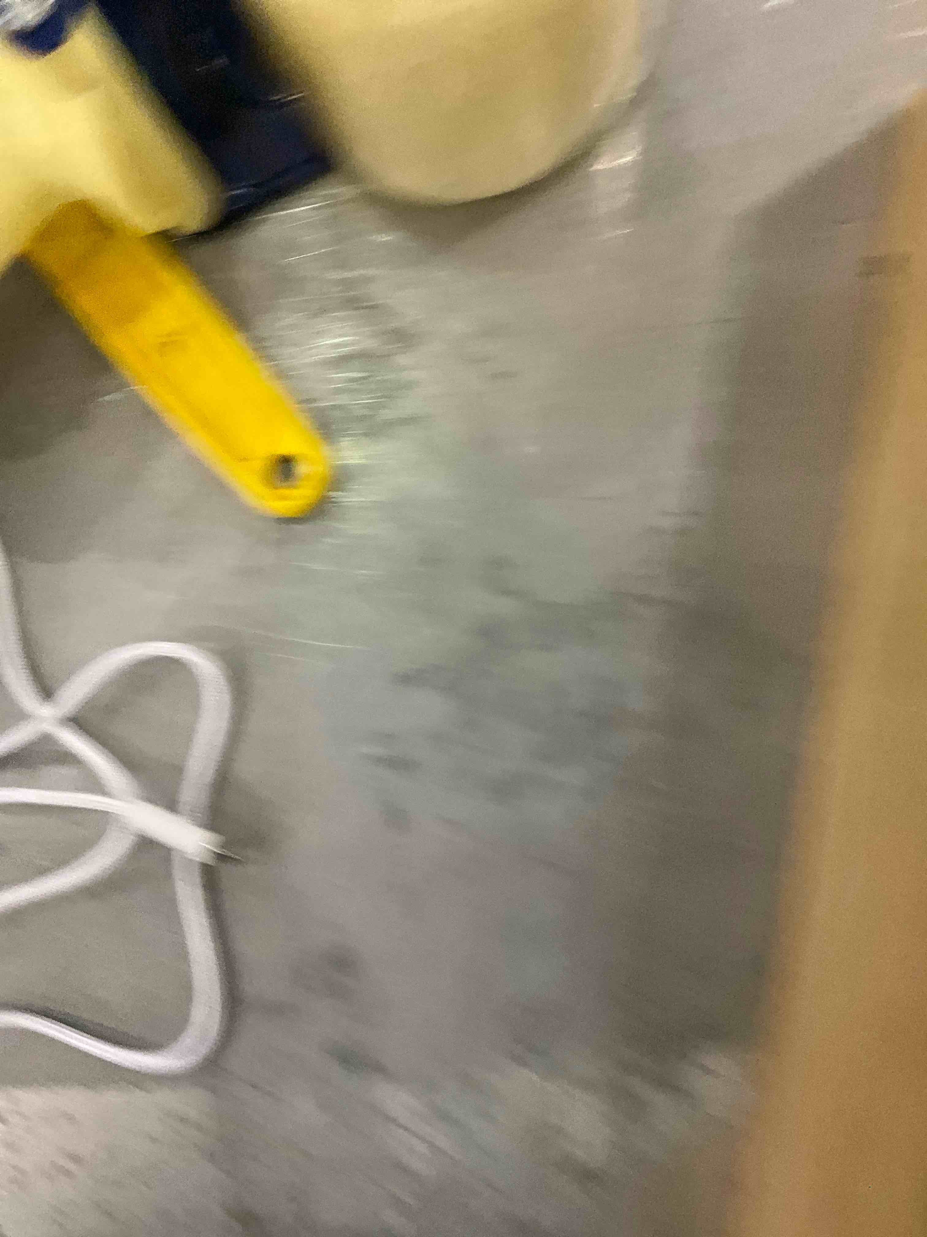 https://s3.amazonaws.com/lotting-images-prod/bidfta/EXS00622301_1695323690938.jpeg