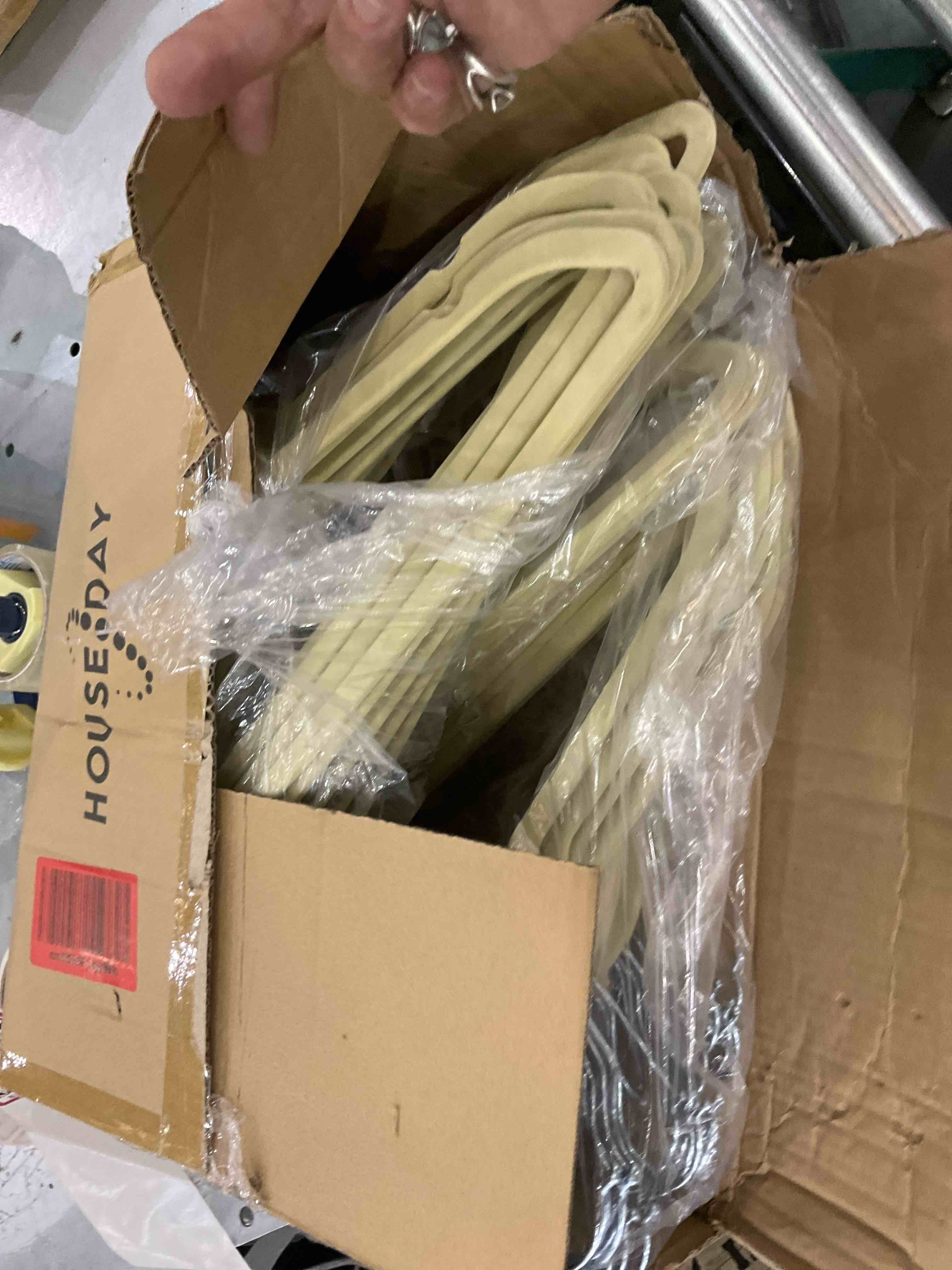 https://s3.amazonaws.com/lotting-images-prod/bidfta/EXS00622394_1695392818383.jpeg