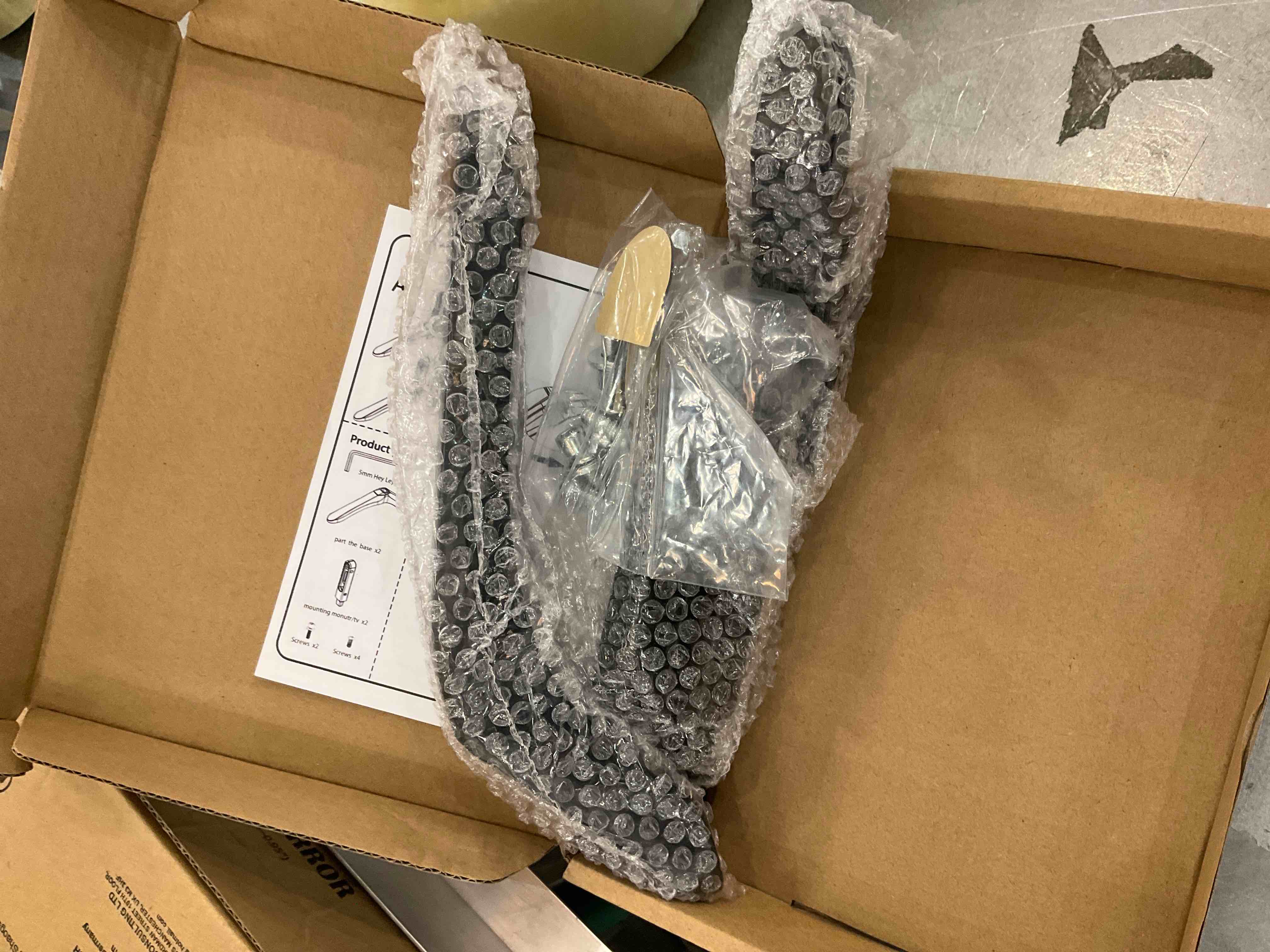 https://s3.amazonaws.com/lotting-images-prod/bidfta/EXS00622512_1695052528937.jpeg