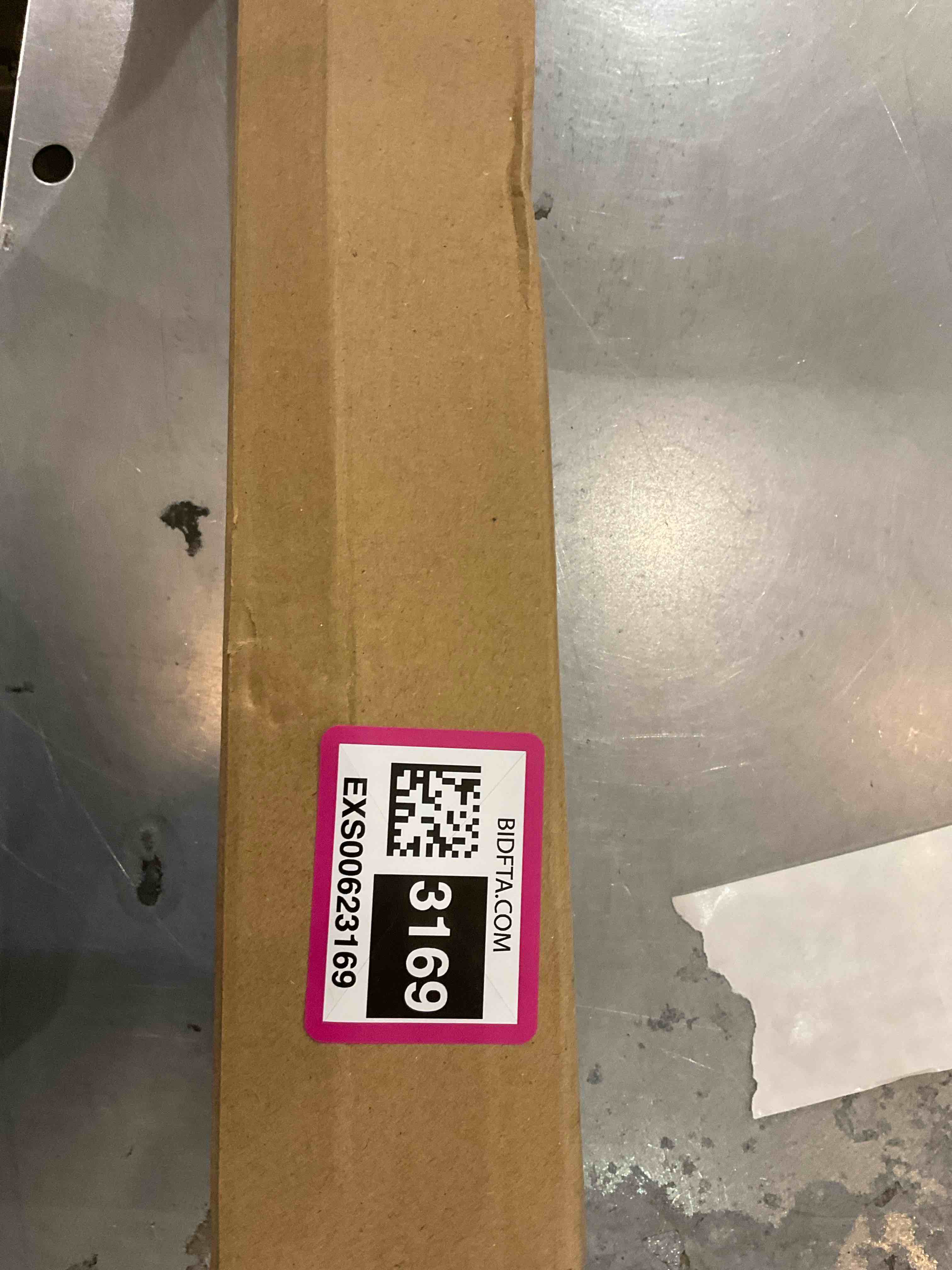 https://s3.amazonaws.com/lotting-images-prod/bidfta/EXS00623169_1695135109940.jpeg
