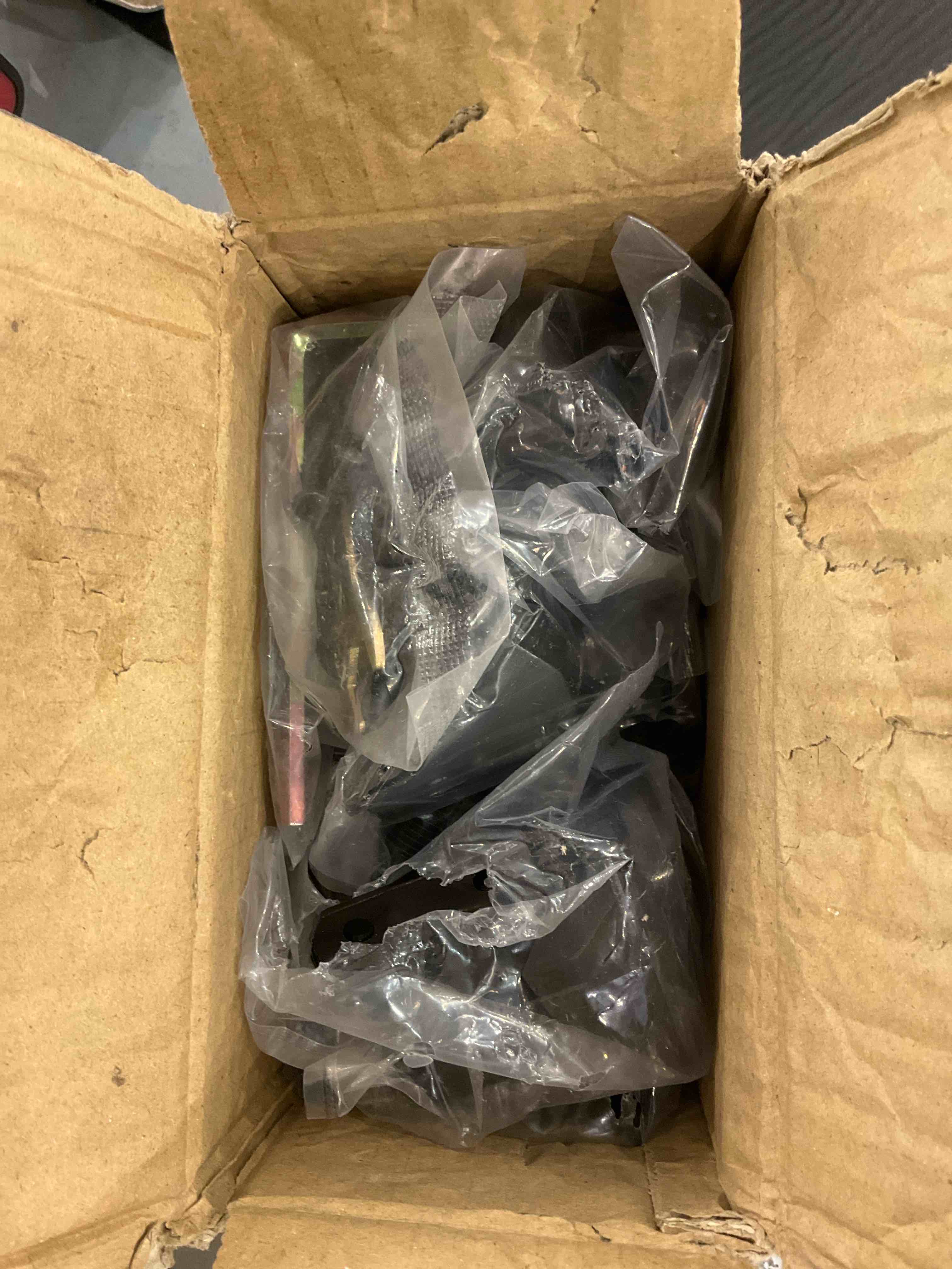 https://s3.amazonaws.com/lotting-images-prod/bidfta/EXS00625351_1696342091452.jpeg