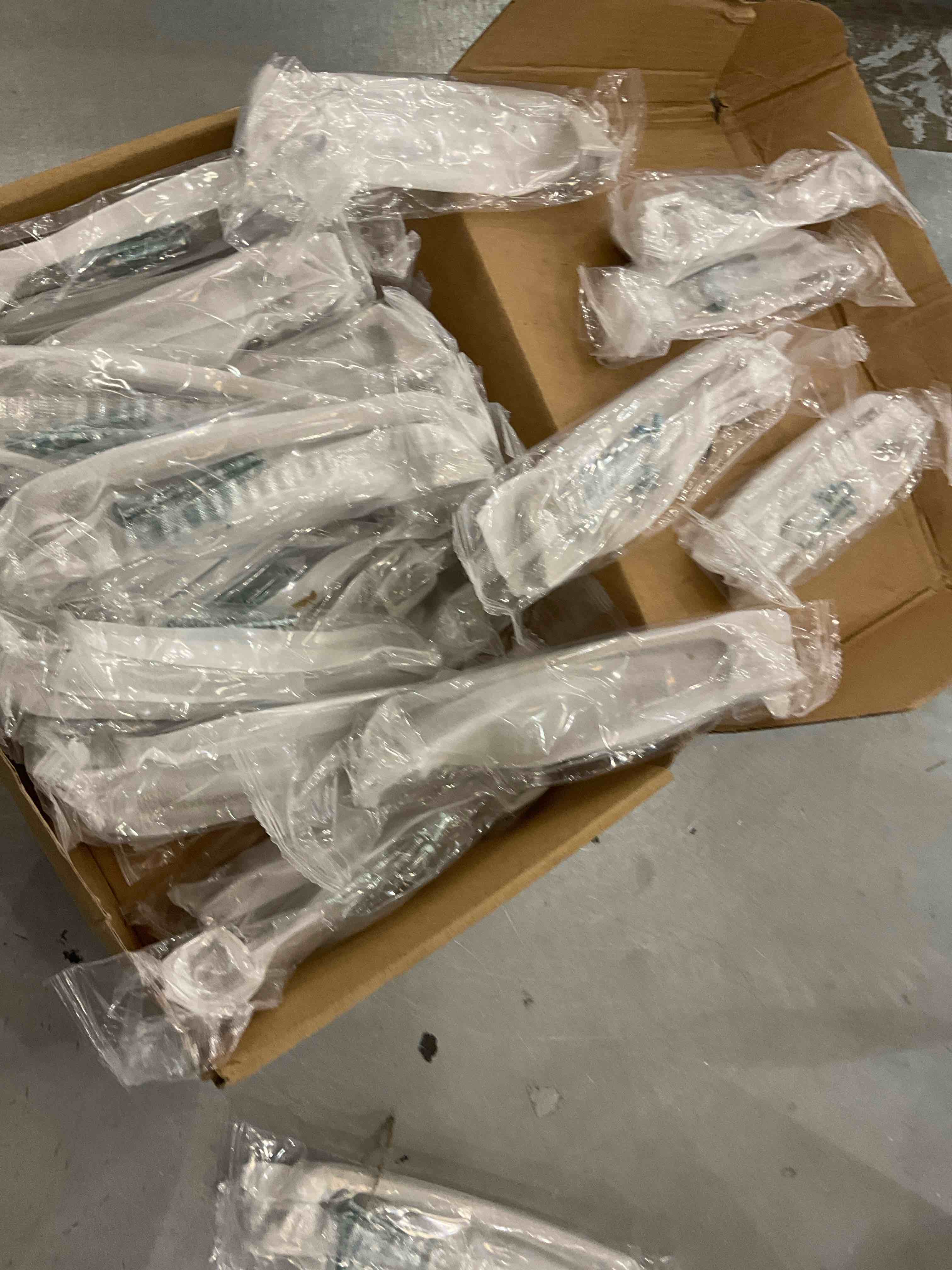 https://s3.amazonaws.com/lotting-images-prod/bidfta/EXS00627443_1695395082907.jpeg