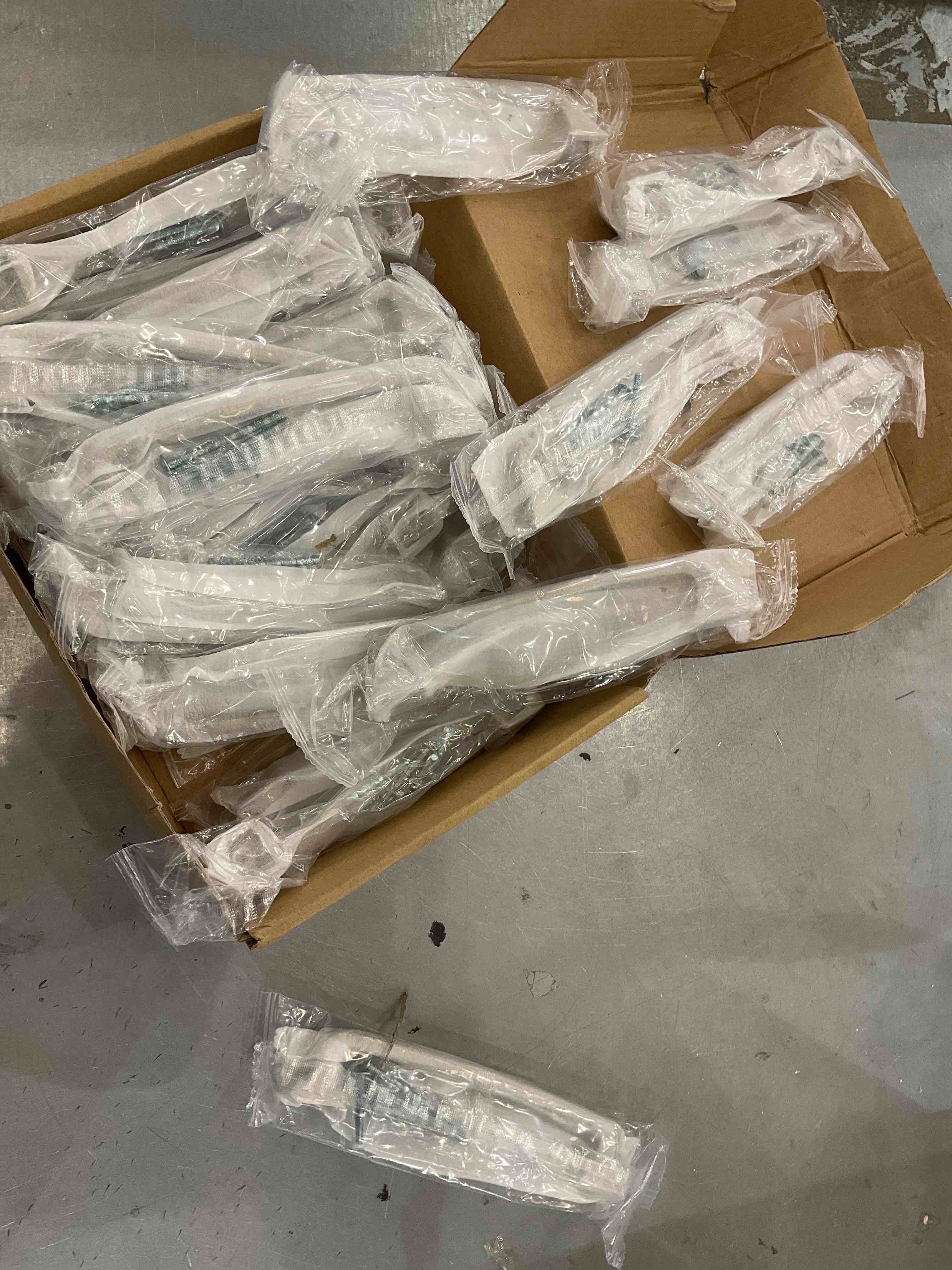 https://s3.amazonaws.com/lotting-images-prod/bidfta/EXS00627443_1695395083924.jpeg