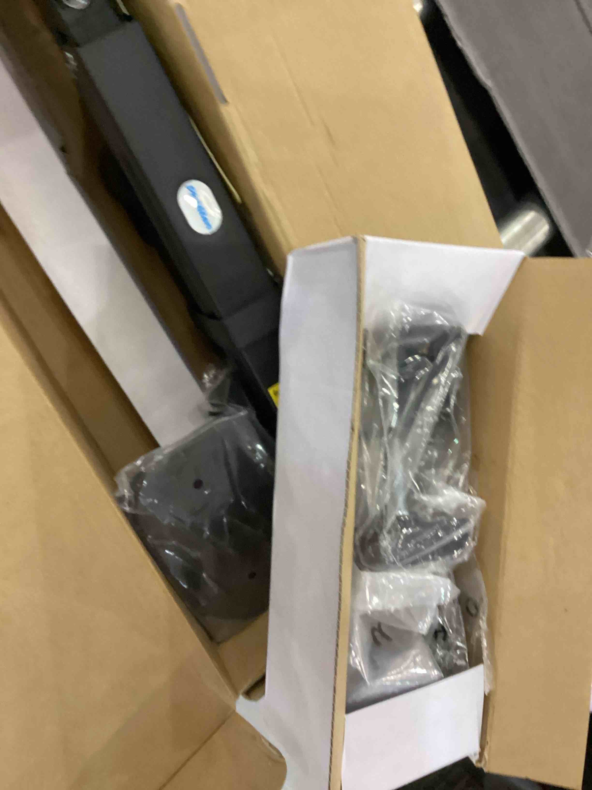 https://s3.amazonaws.com/lotting-images-prod/bidfta/EXS00645498_1697812835179.jpeg