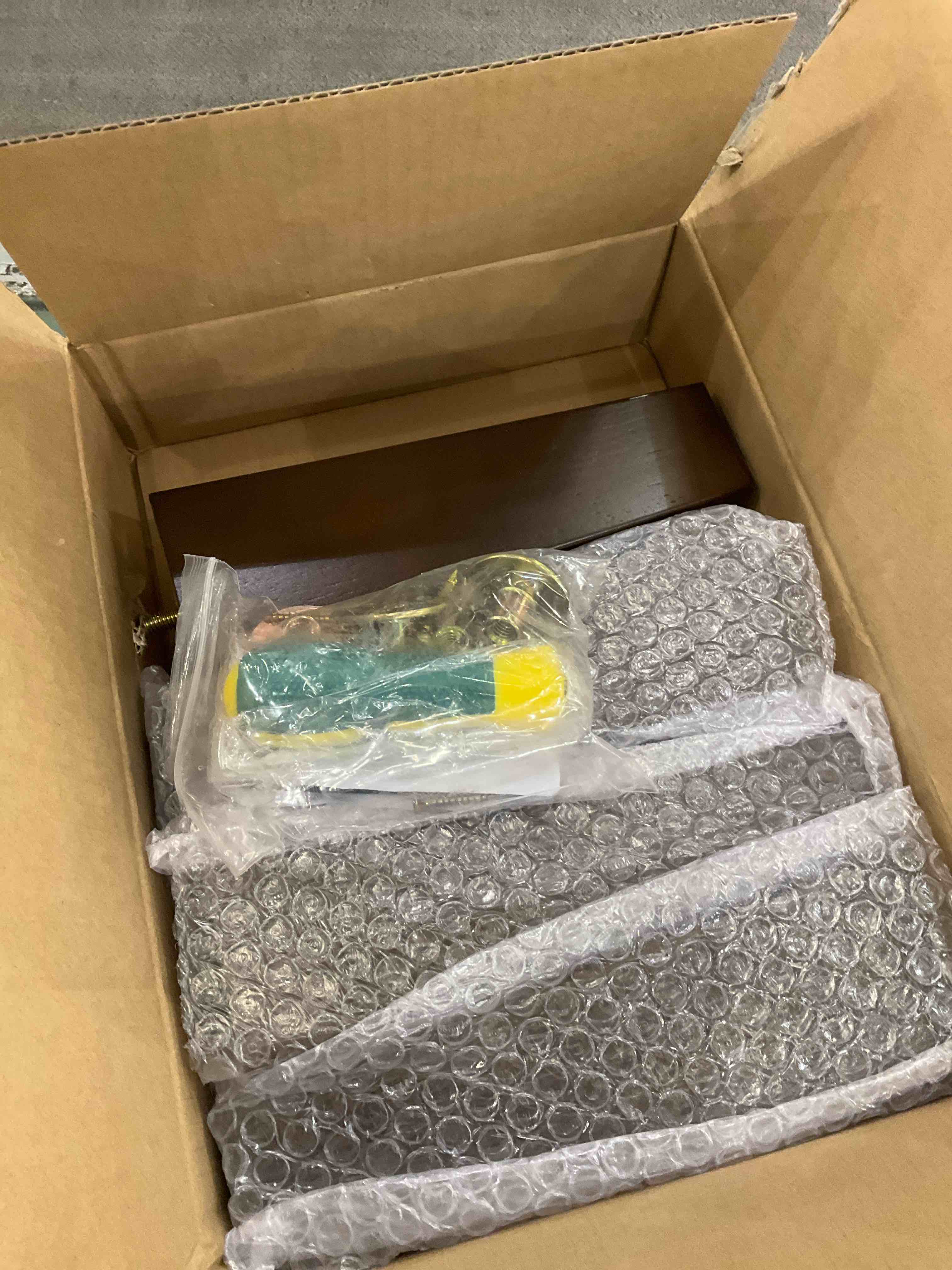 https://s3.amazonaws.com/lotting-images-prod/bidfta/EXS00648407_1697557189017.jpeg