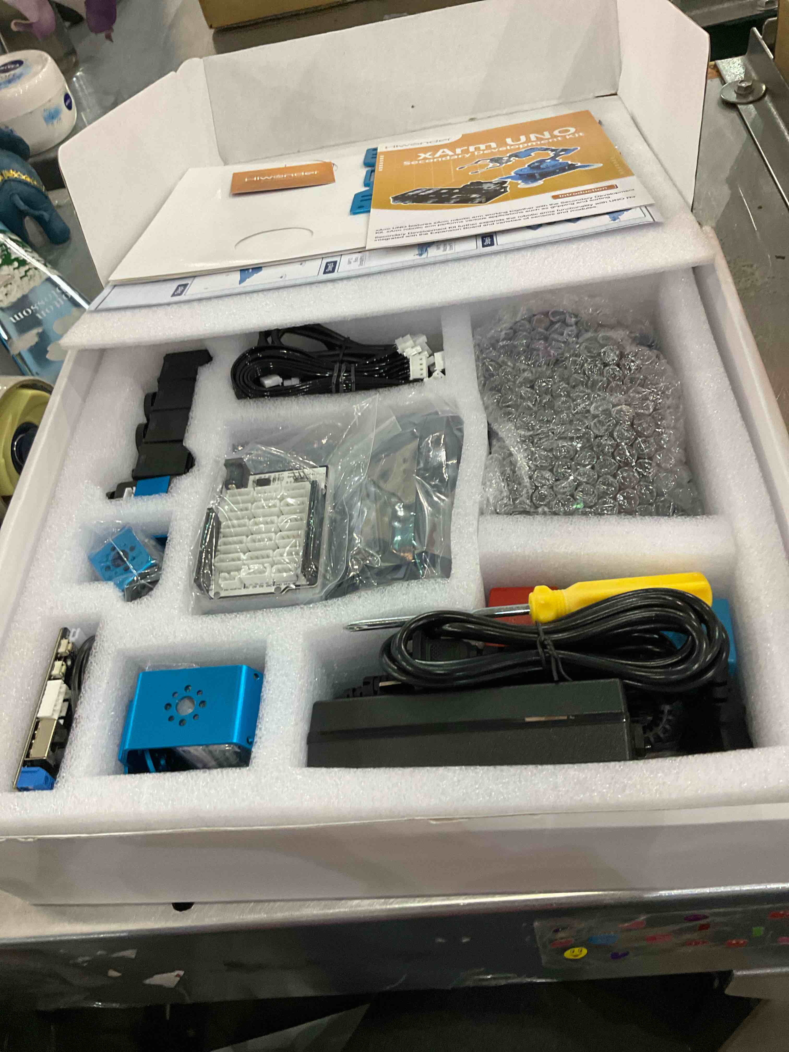 https://s3.amazonaws.com/lotting-images-prod/bidfta/EXS00652743_1706107453256.jpeg