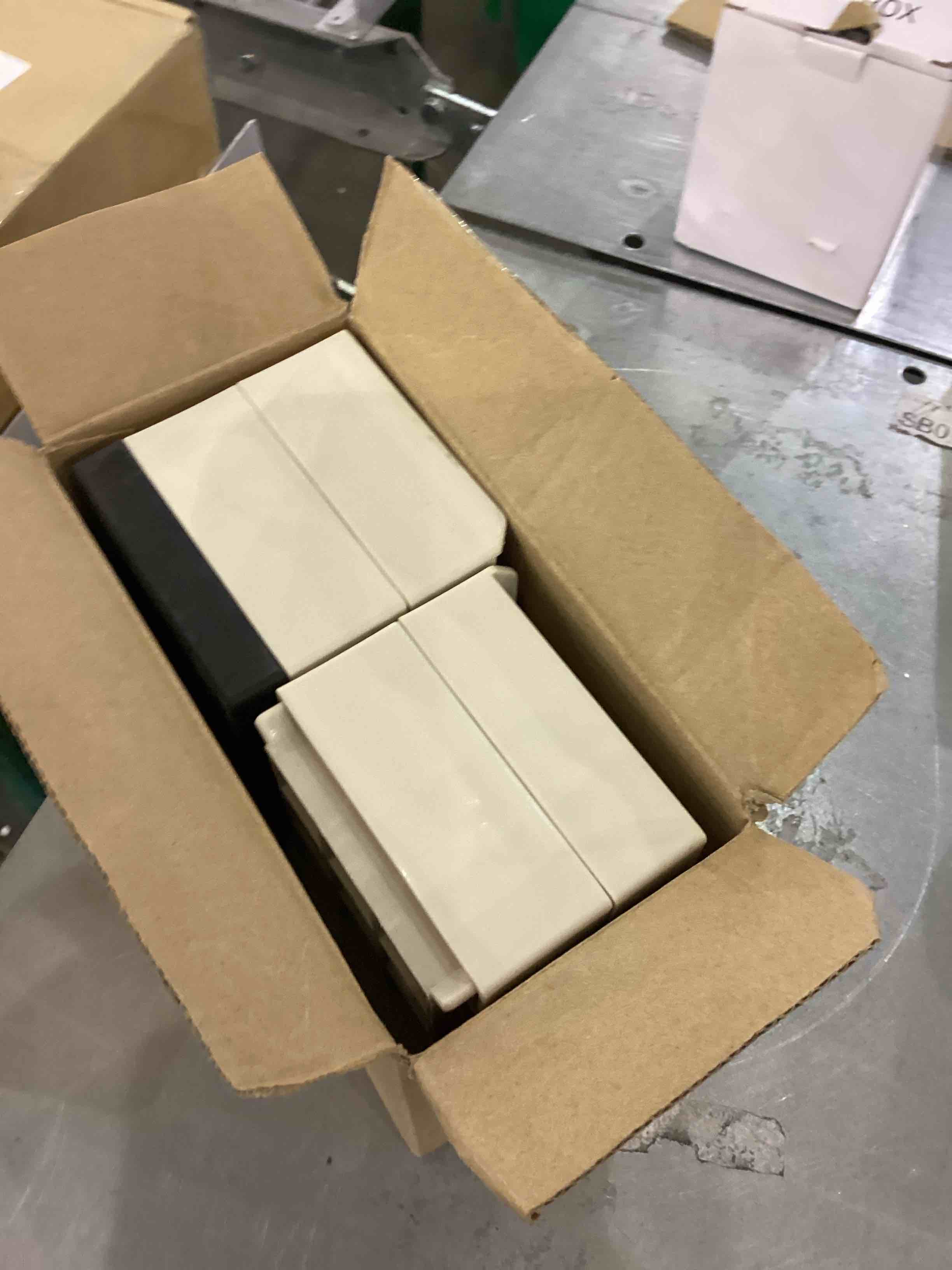 https://s3.amazonaws.com/lotting-images-prod/bidfta/EXS00660760_1698690064992.jpeg