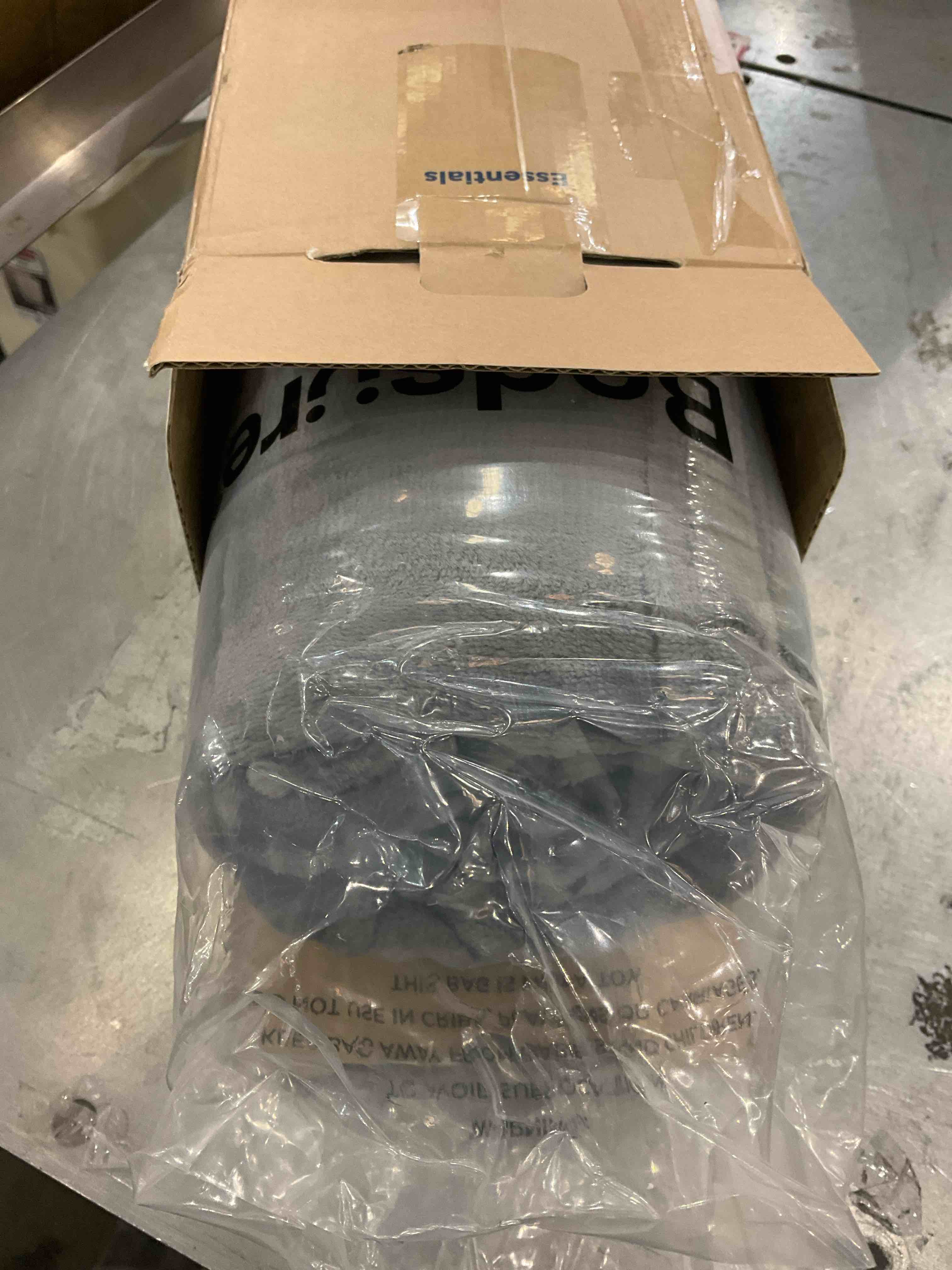 https://s3.amazonaws.com/lotting-images-prod/bidfta/EXS00661291_1697812174967.jpeg