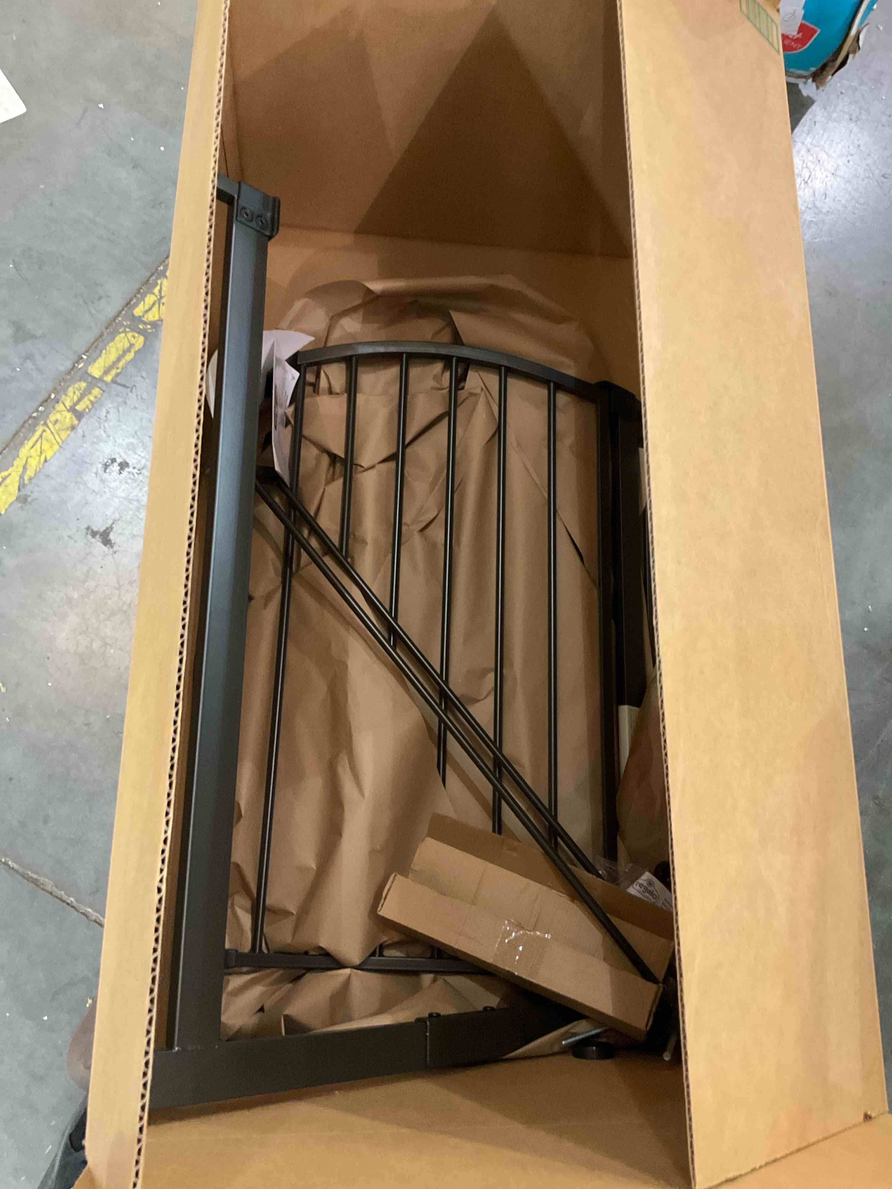 https://s3.amazonaws.com/lotting-images-prod/bidfta/EXS00666460_1697643558157.jpeg