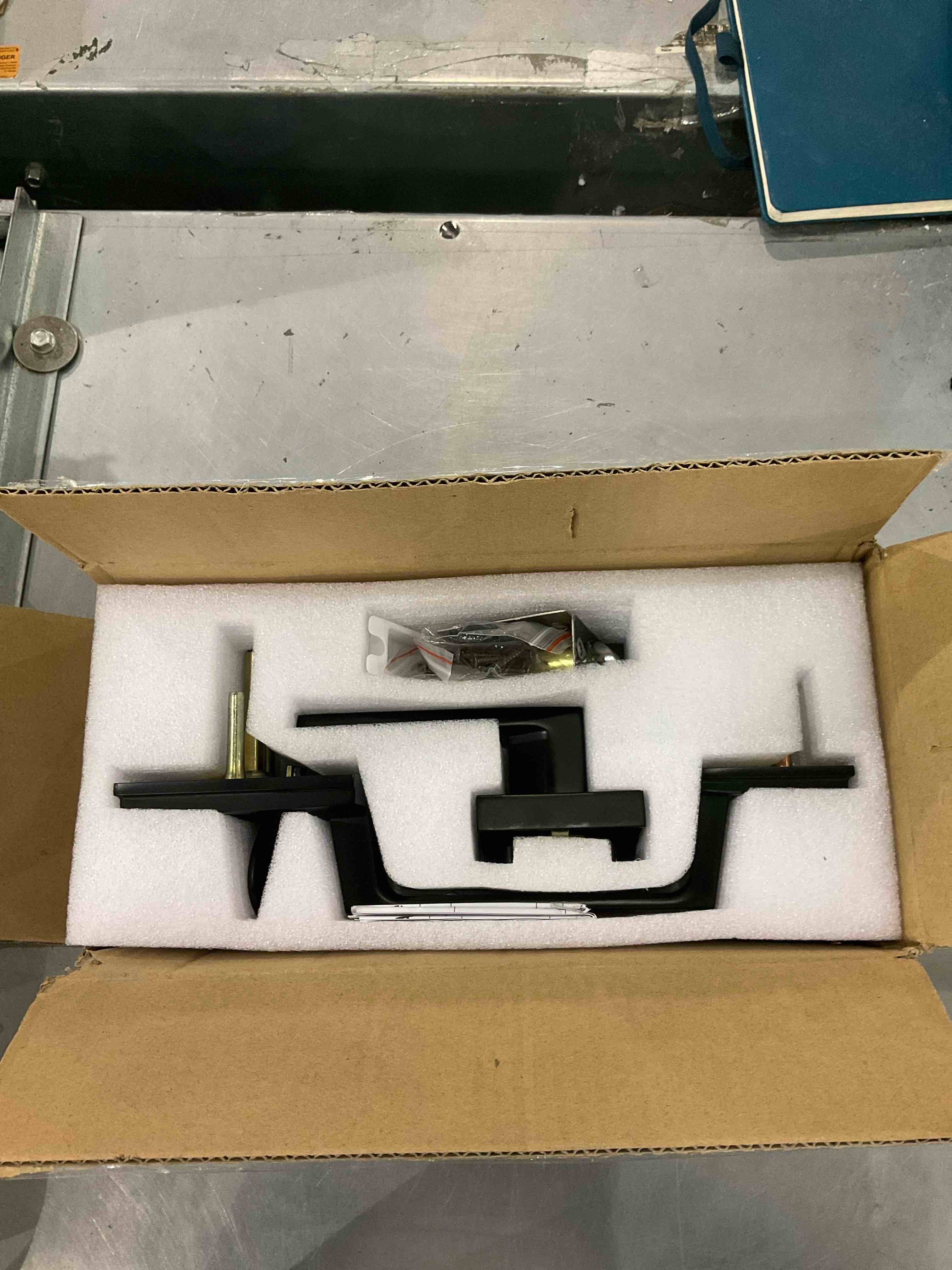 https://s3.amazonaws.com/lotting-images-prod/bidfta/EXS00669201_1697199416937.jpeg