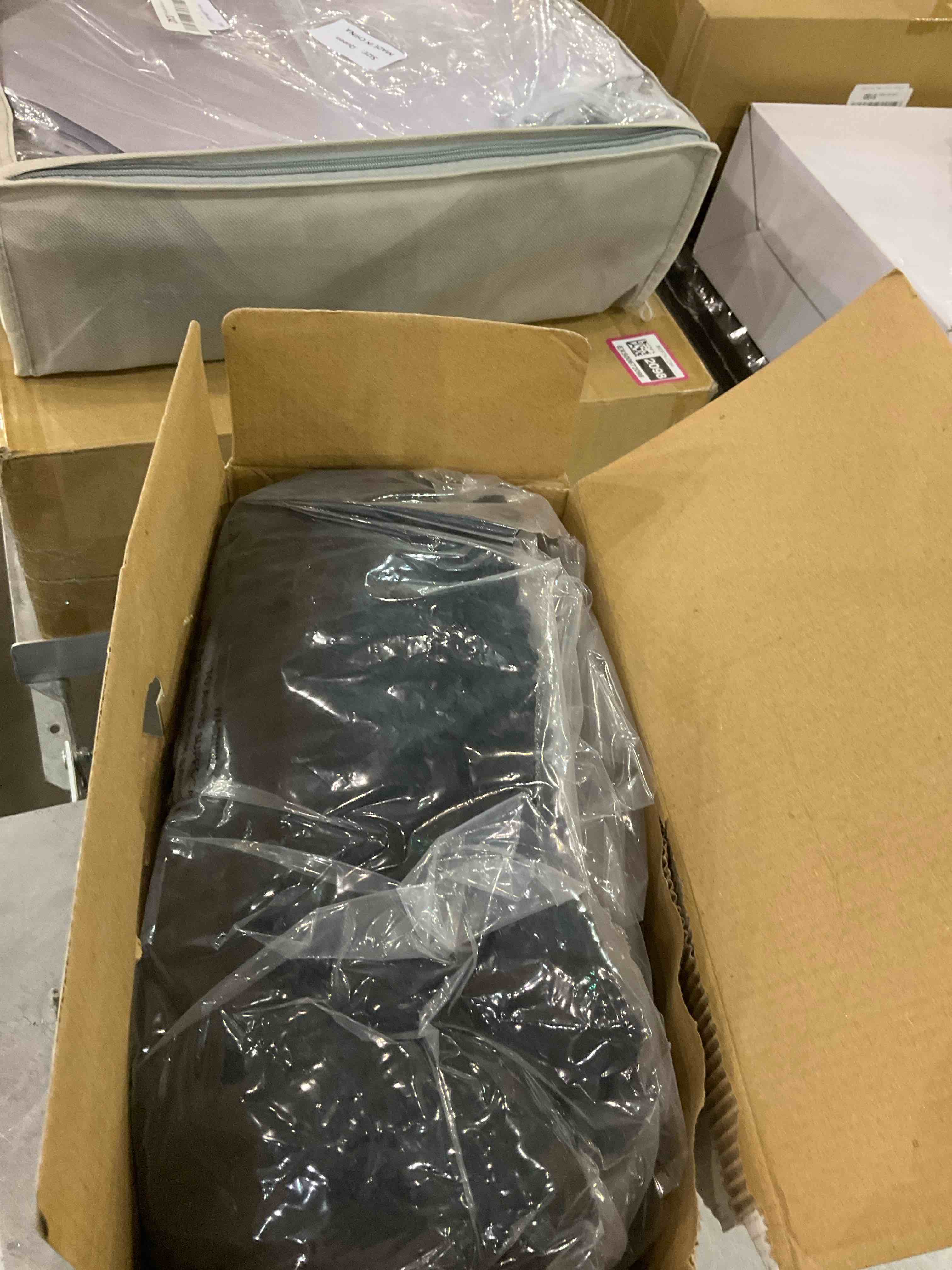 https://s3.amazonaws.com/lotting-images-prod/bidfta/EXS00672093_1703855162346.jpeg