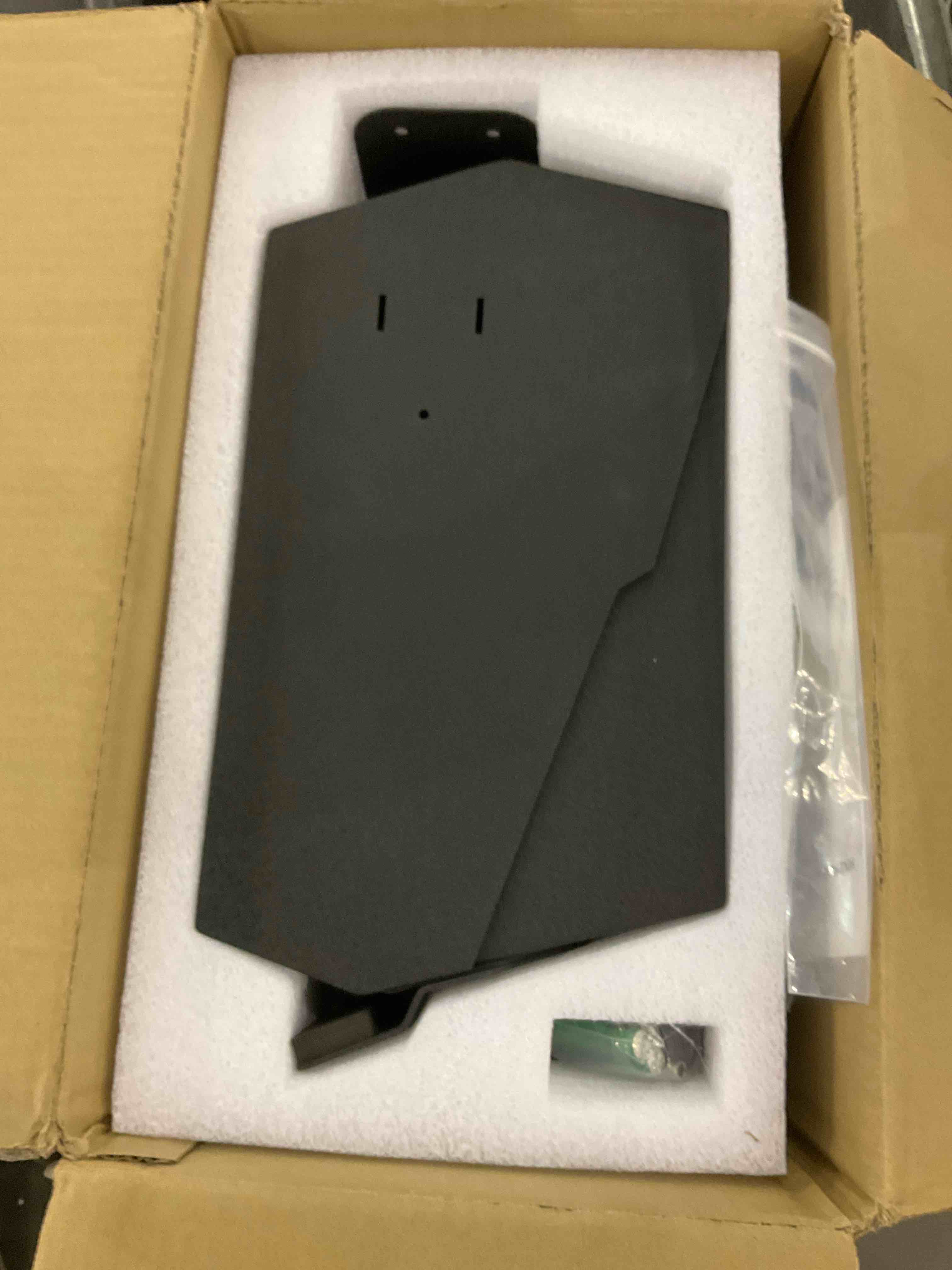 https://s3.amazonaws.com/lotting-images-prod/bidfta/EXS00678025_1704284192642.jpeg