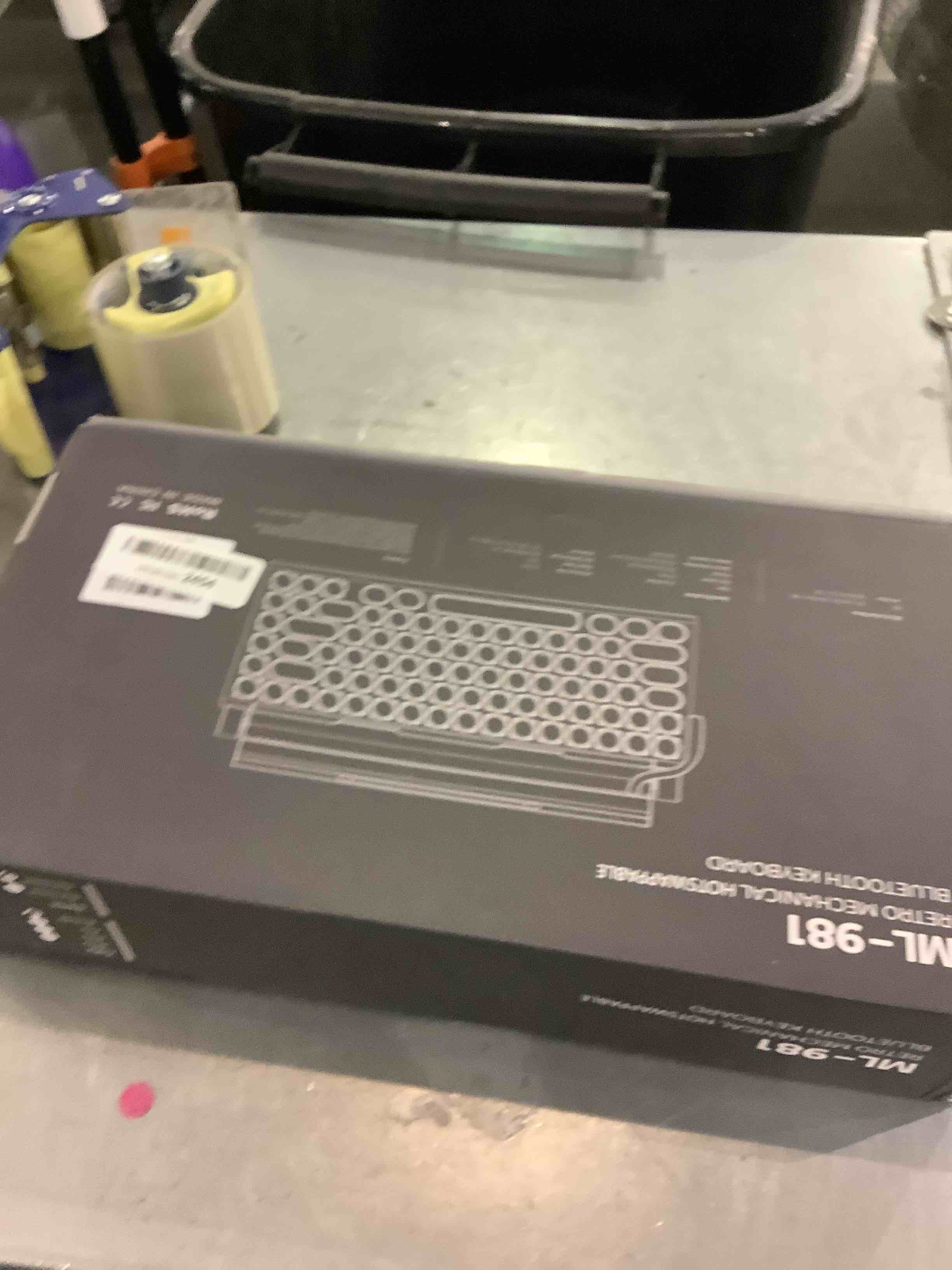 https://s3.amazonaws.com/lotting-images-prod/bidfta/EXS00681930_1697800870594.jpeg