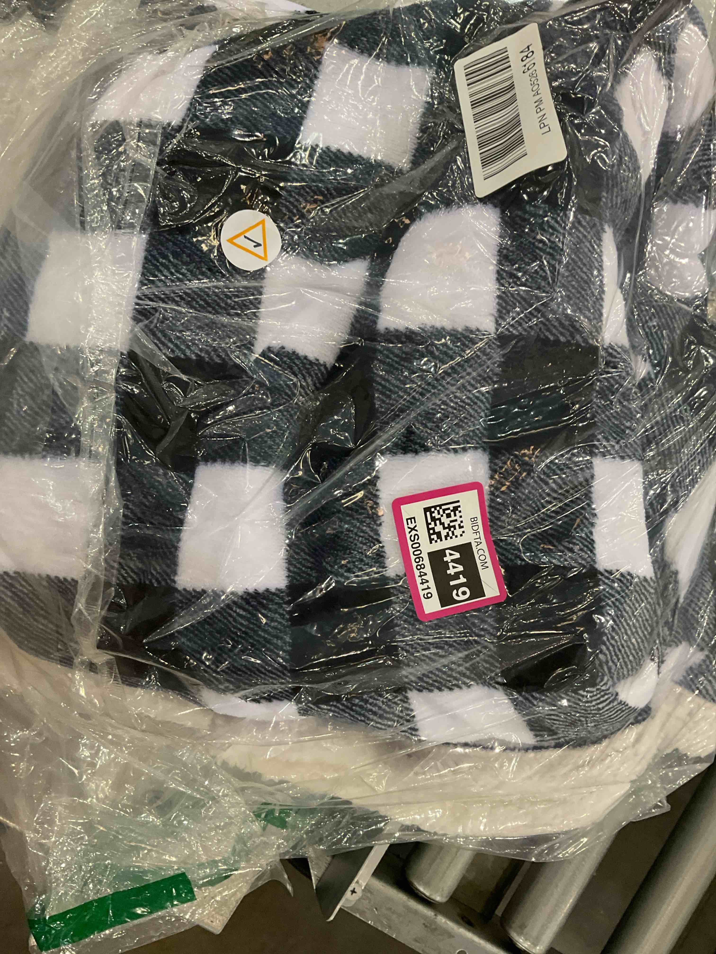 Bedsure Christmas Throw Blanket for Couch - Sherpa Blankets Soft, Warm Plaid Blanket for Winter, White and Black Buffalo Bed Blankets