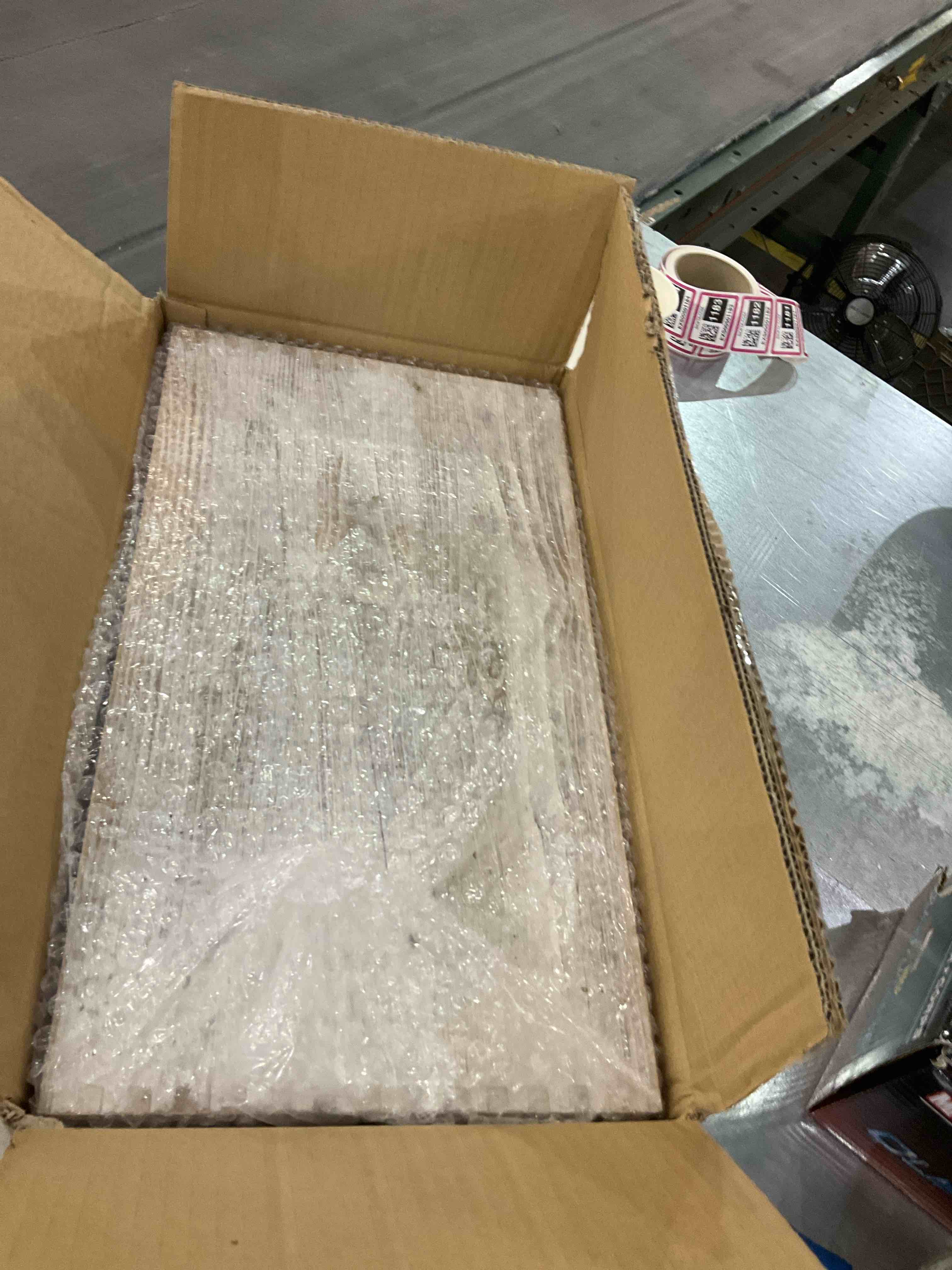 https://s3.amazonaws.com/lotting-images-prod/bidfta/EXS00685217_1698673219803.jpeg