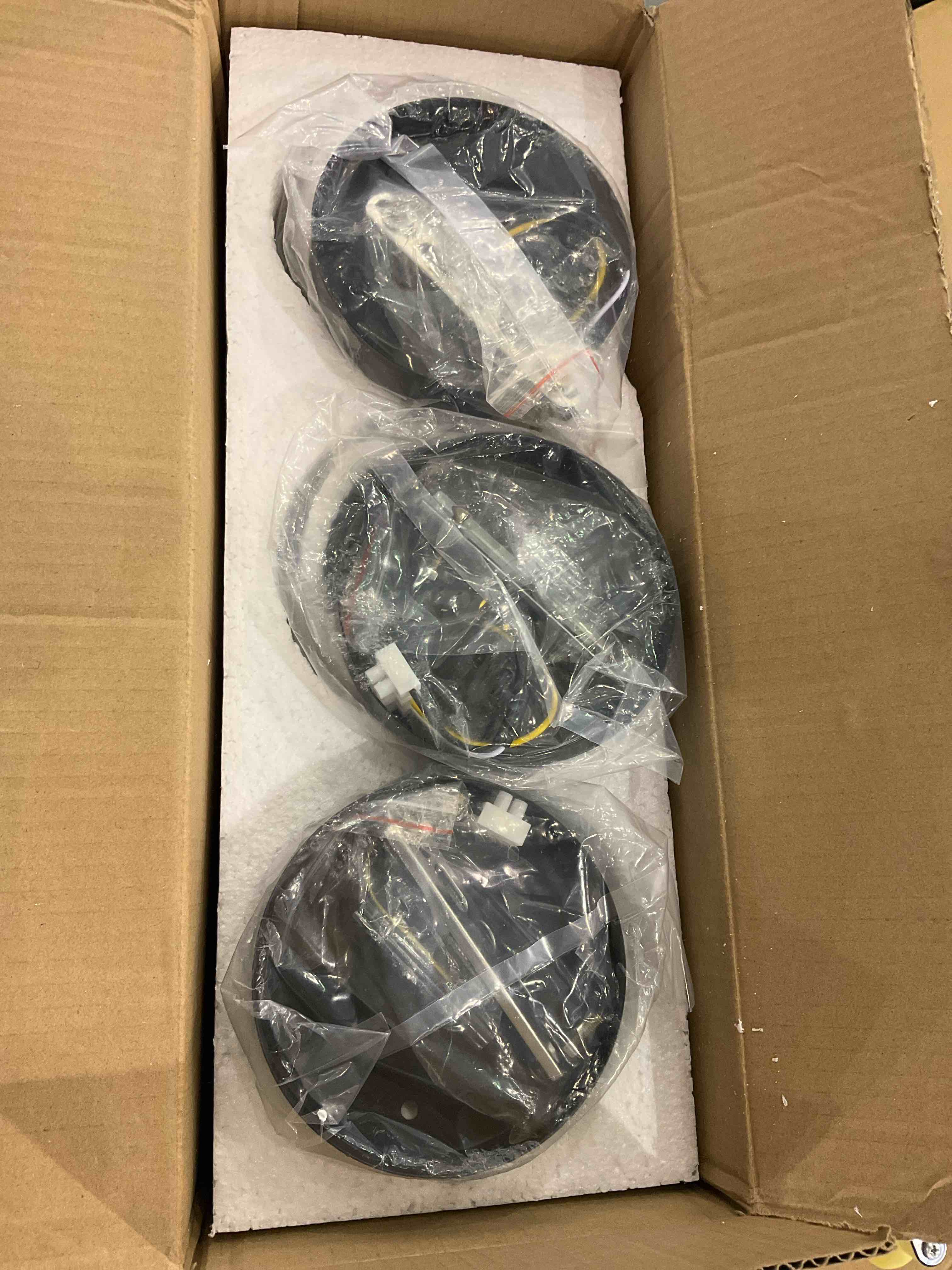 https://s3.amazonaws.com/lotting-images-prod/bidfta/EXS00686242_1697543628210.jpeg