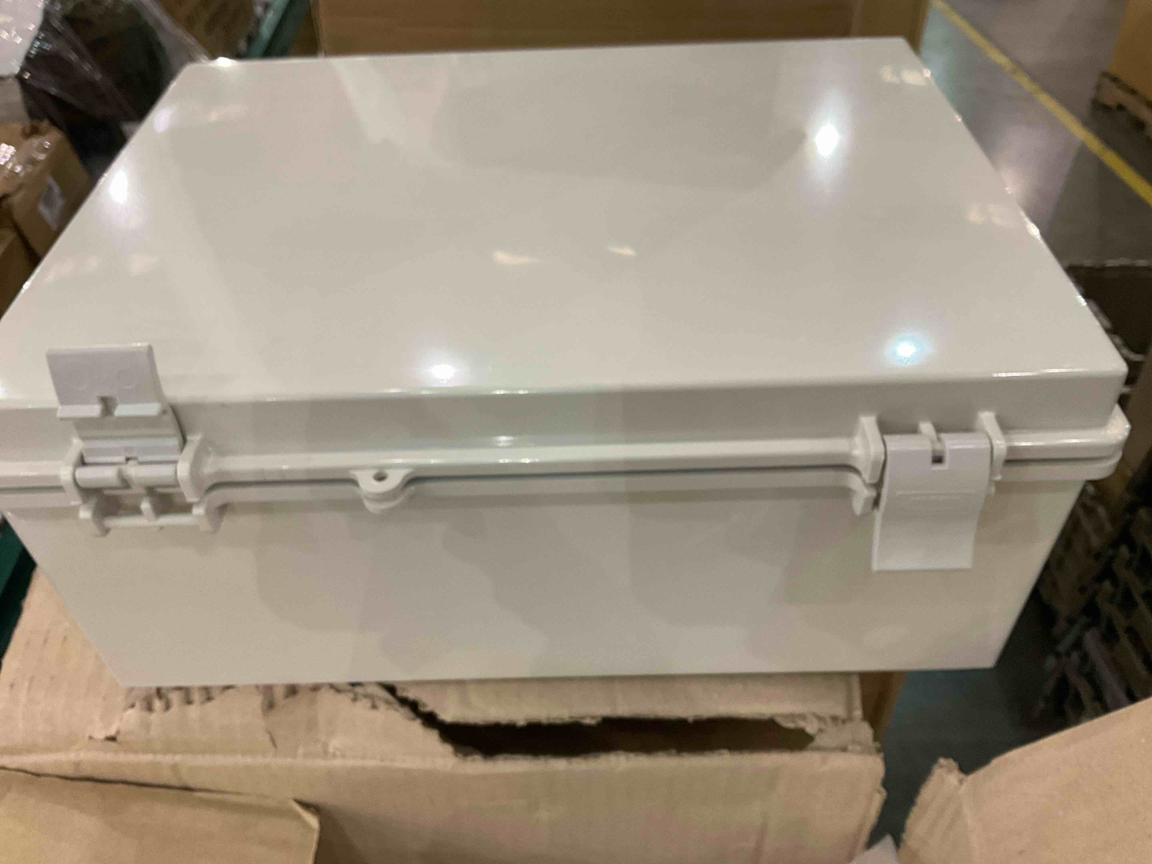 HI box container with locks