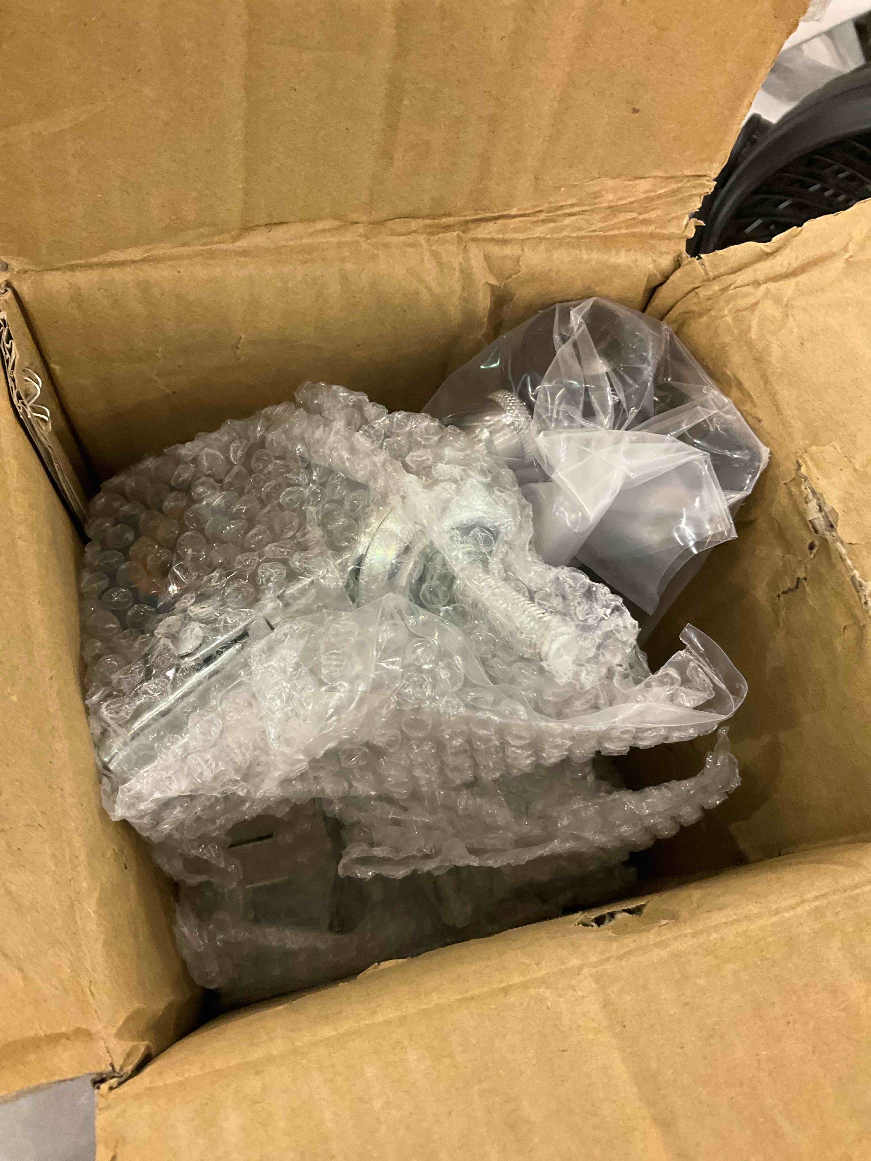 https://s3.amazonaws.com/lotting-images-prod/bidfta/EXS00694162_1699022483258.jpeg