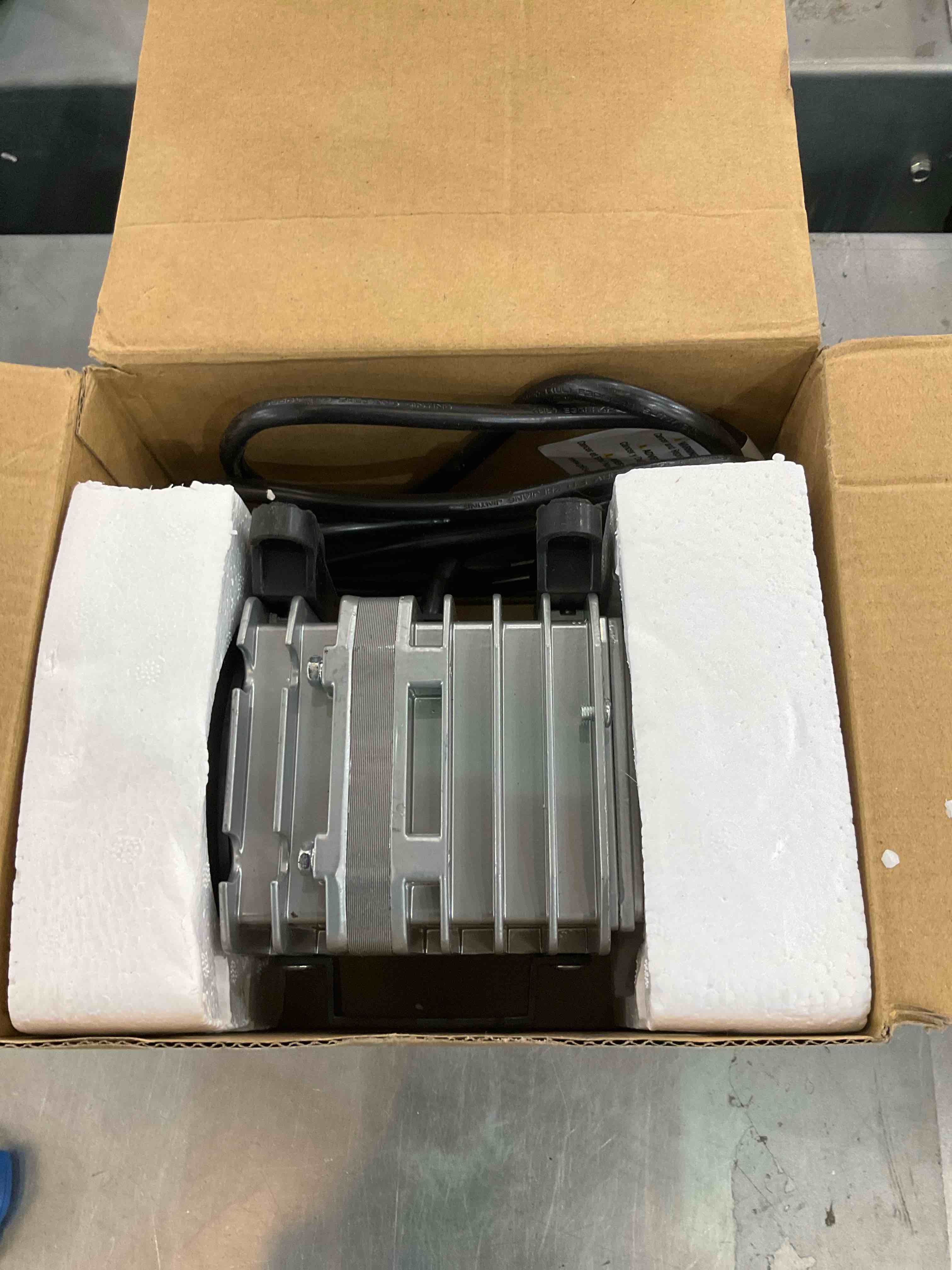 https://s3.amazonaws.com/lotting-images-prod/bidfta/EXS00697388_1698081374004.jpeg