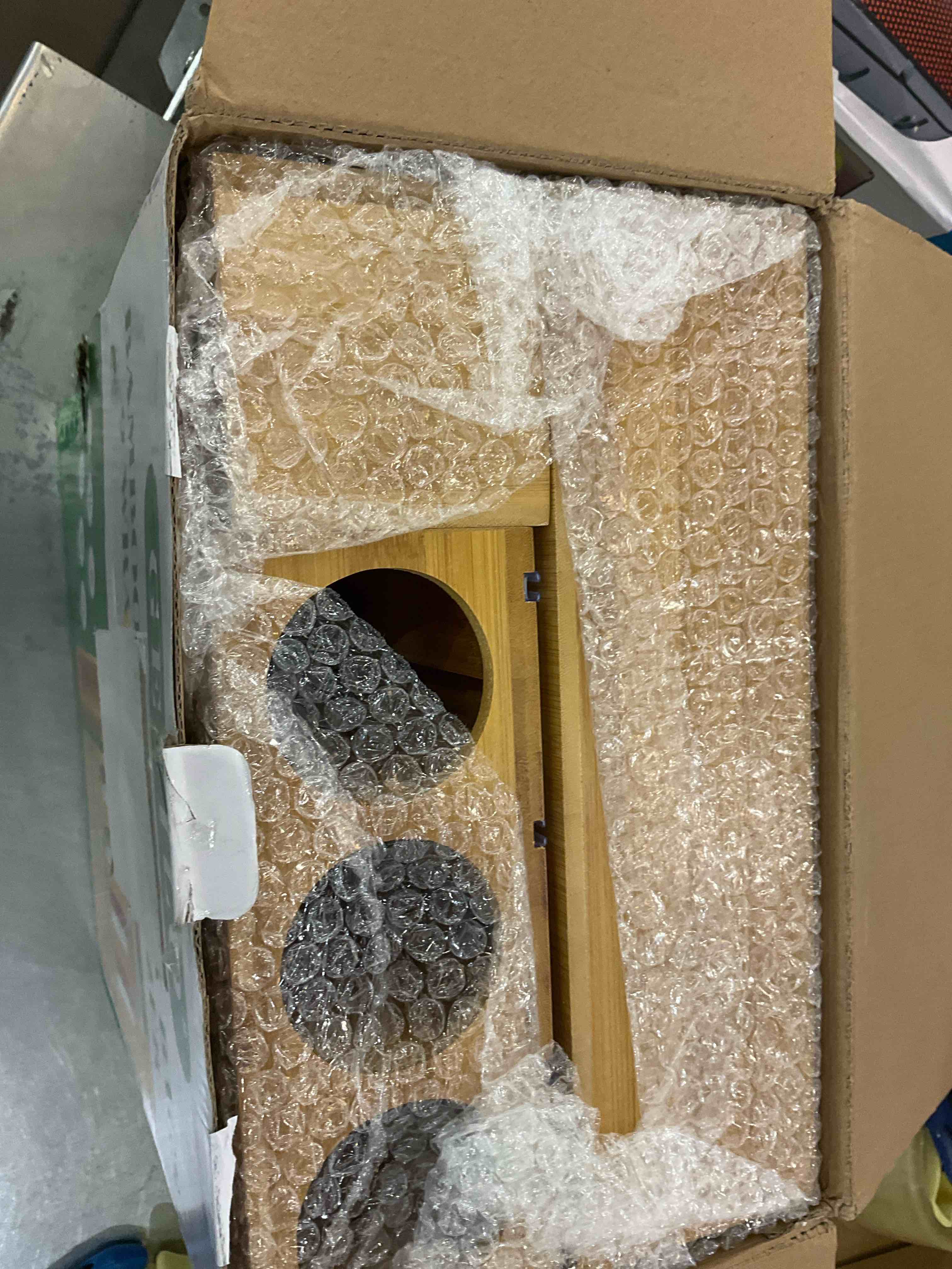 https://s3.amazonaws.com/lotting-images-prod/bidfta/EXS00711667_1702576367129.jpeg