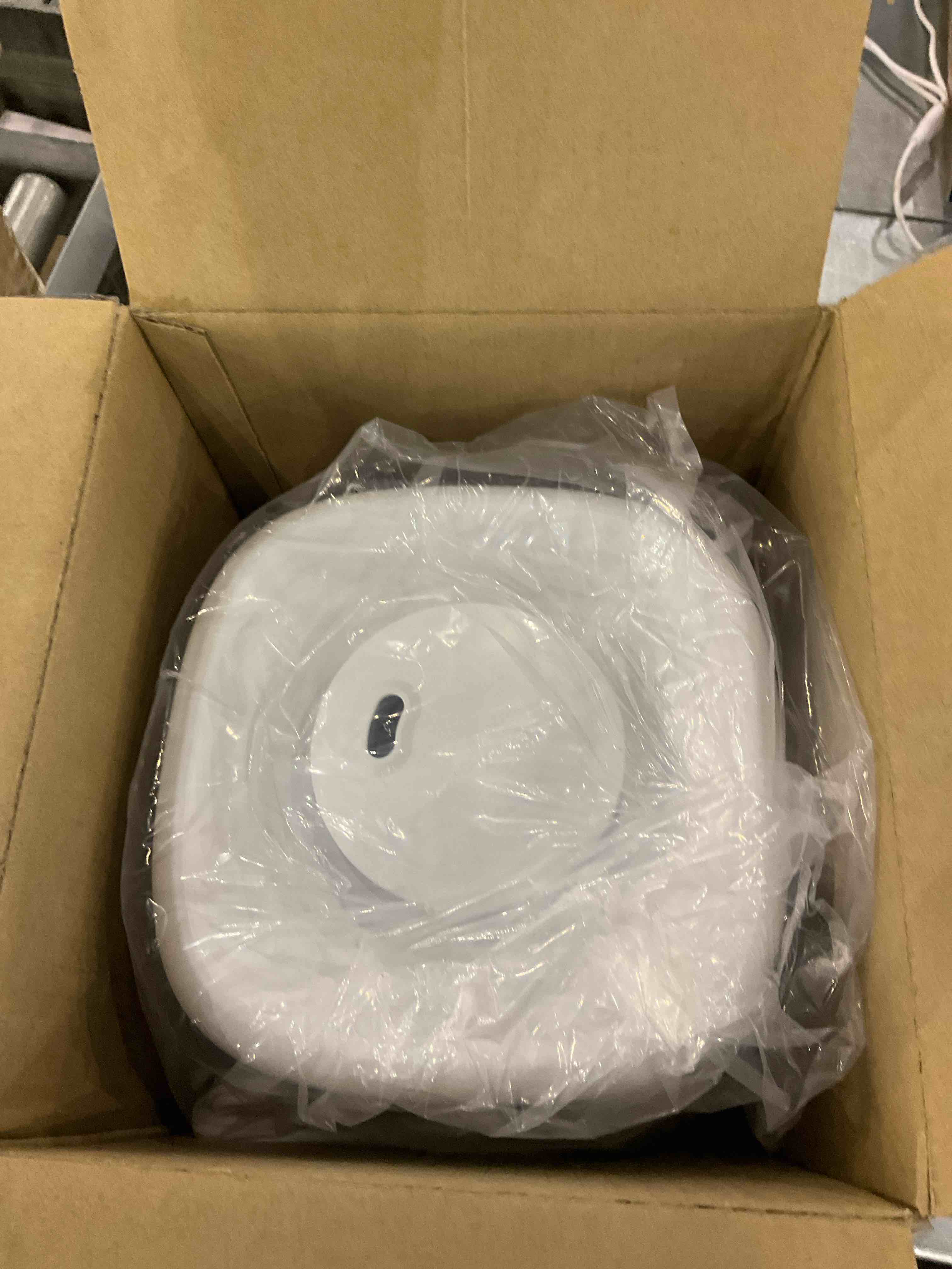 https://s3.amazonaws.com/lotting-images-prod/bidfta/EXS00711753_1702645169138.jpeg