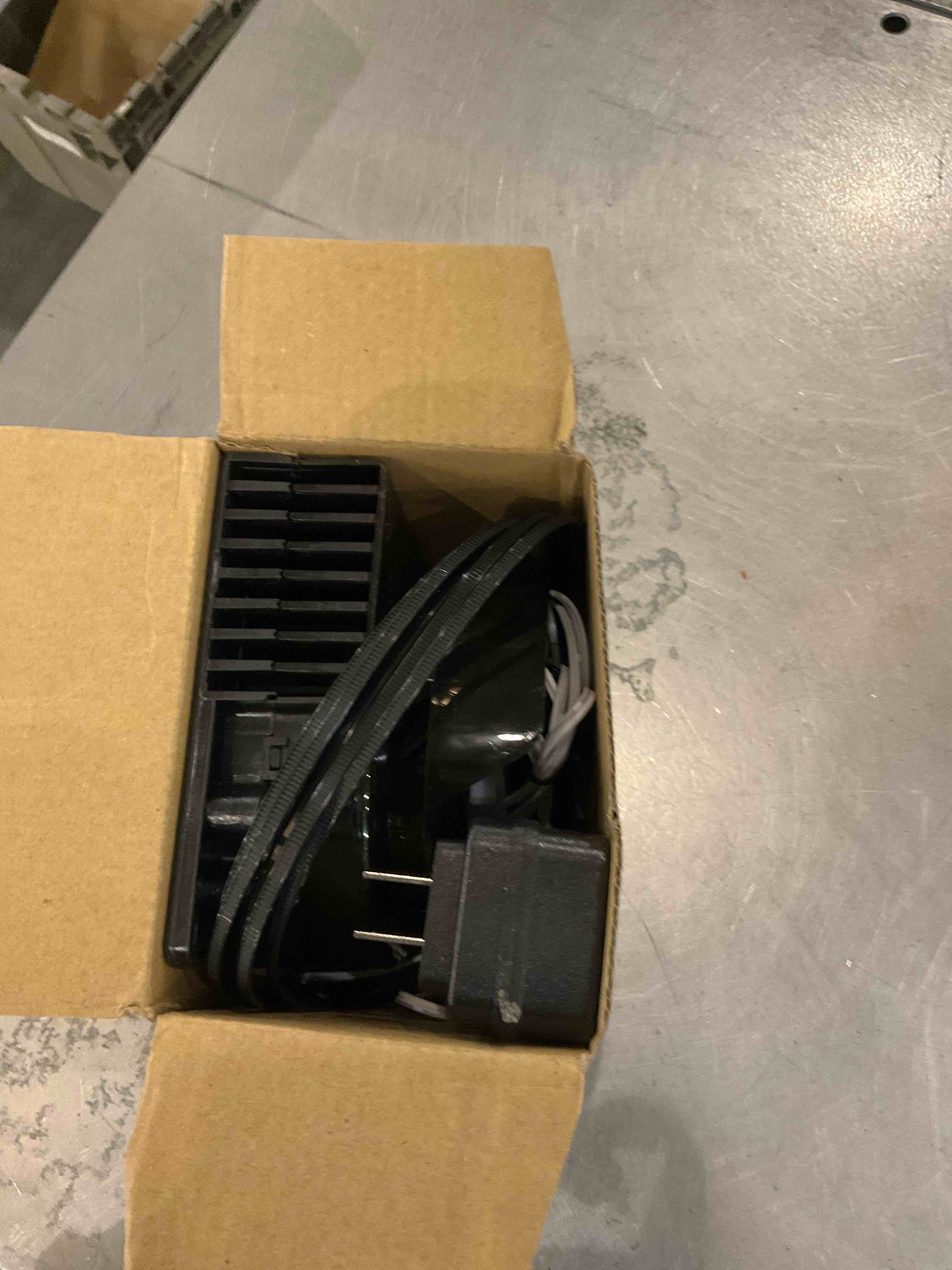 https://s3.amazonaws.com/lotting-images-prod/bidfta/EXS00711790_1702651986471.jpeg