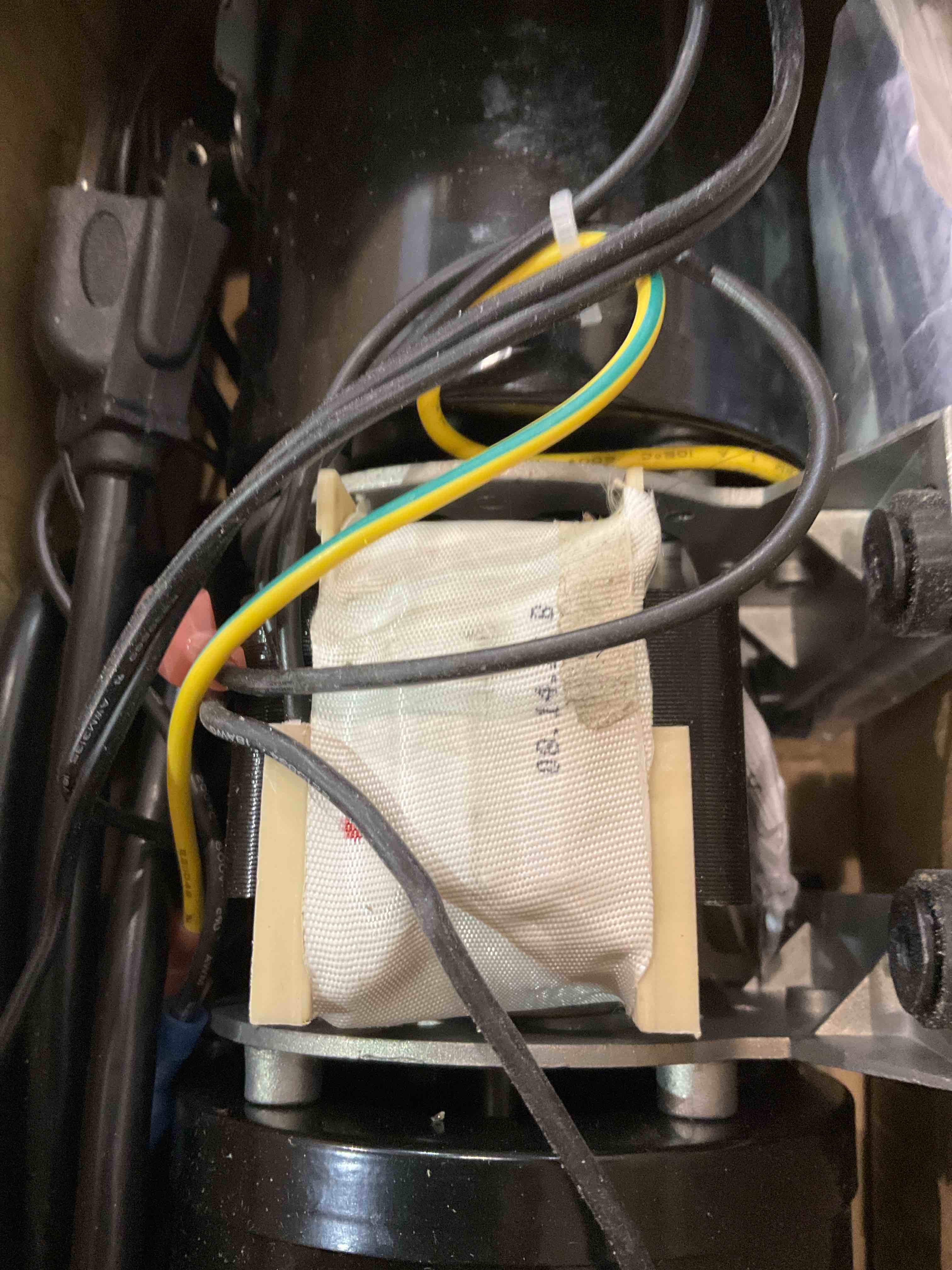 https://s3.amazonaws.com/lotting-images-prod/bidfta/EXS00712678_1702907521687.jpeg