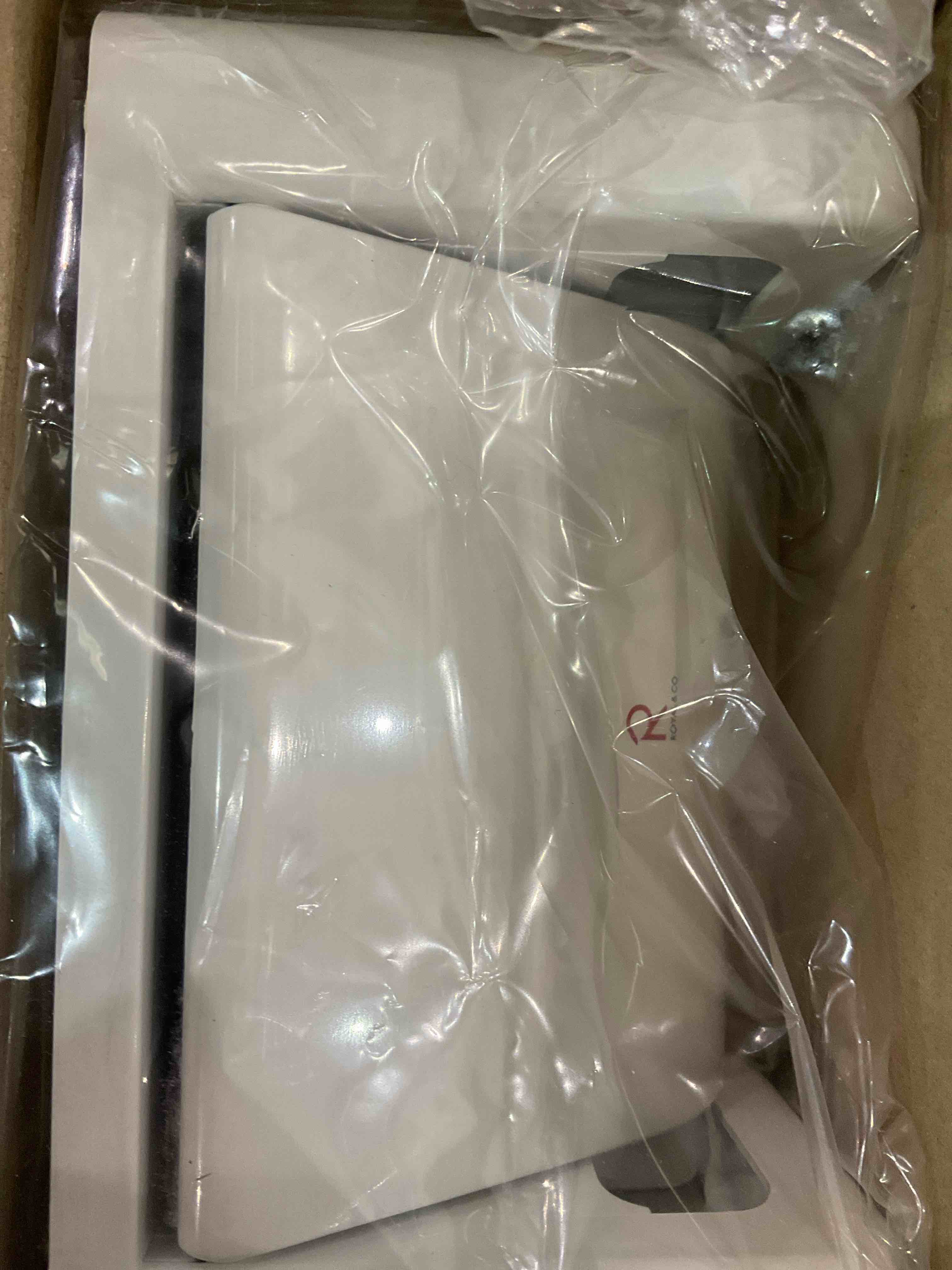 https://s3.amazonaws.com/lotting-images-prod/bidfta/EXS00712811_1702930343957.jpeg