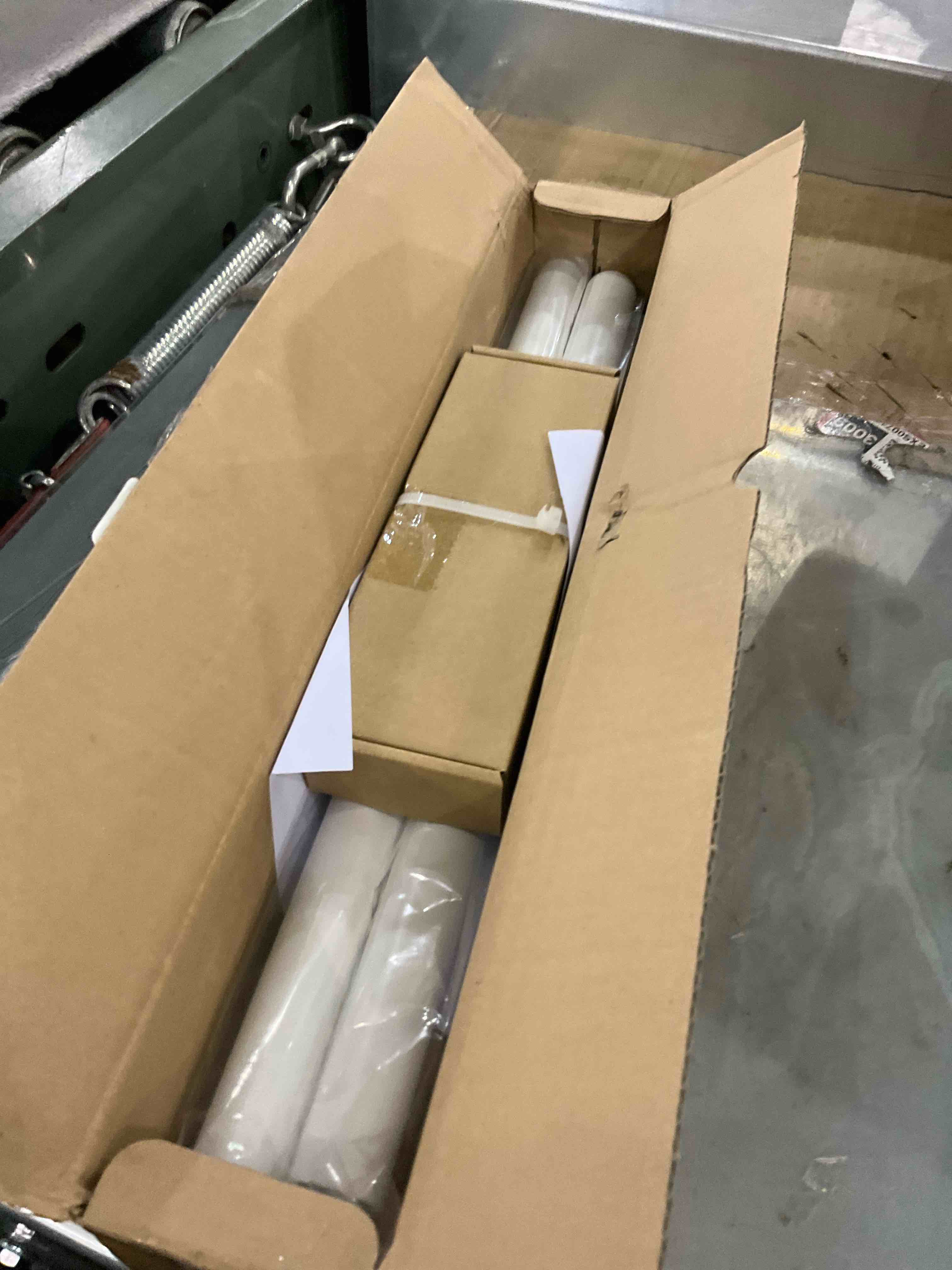 https://s3.amazonaws.com/lotting-images-prod/bidfta/EXS00714225_1703248296538.jpeg