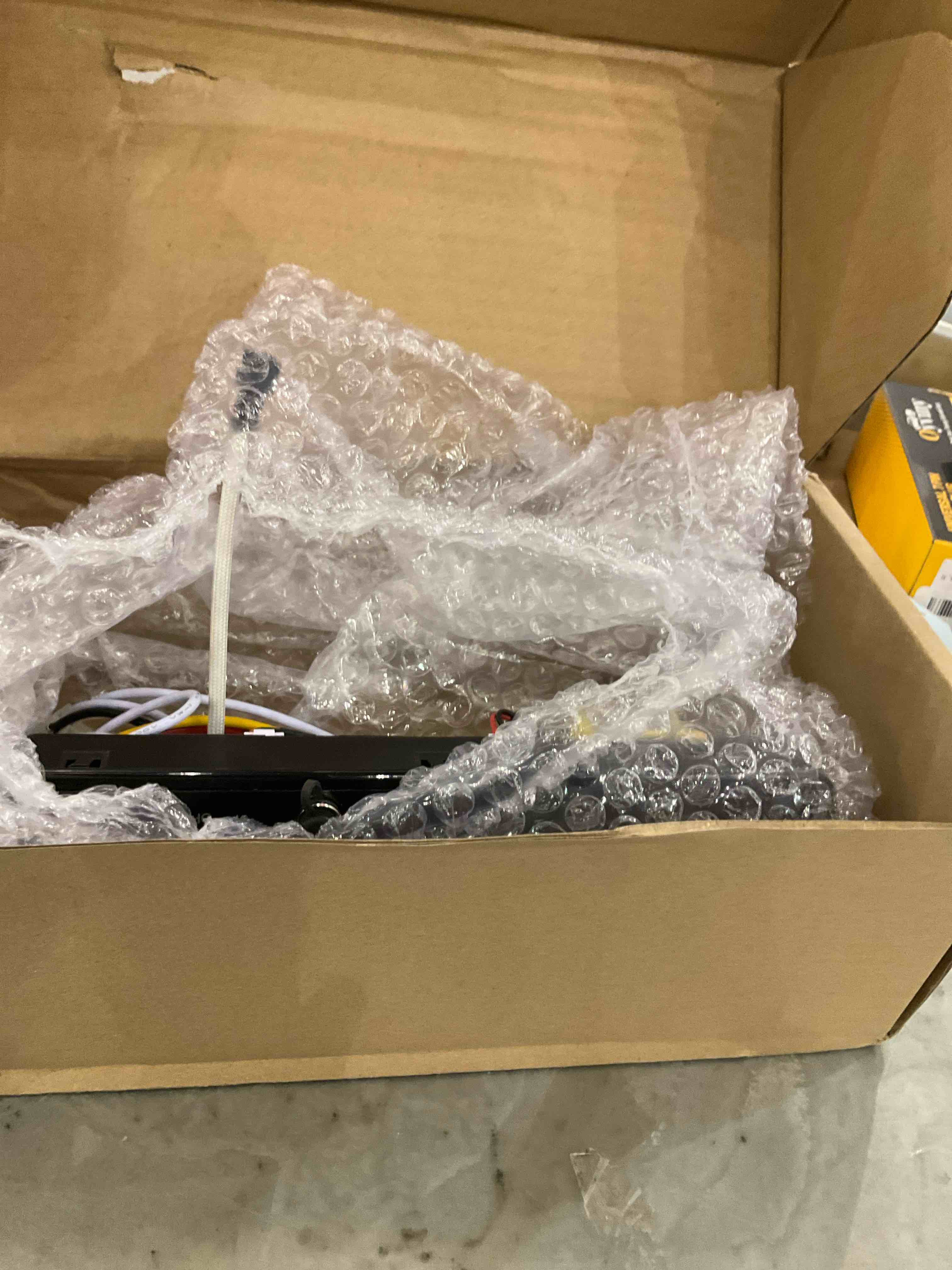 https://s3.amazonaws.com/lotting-images-prod/bidfta/EXS00715128_1702496050347.jpeg