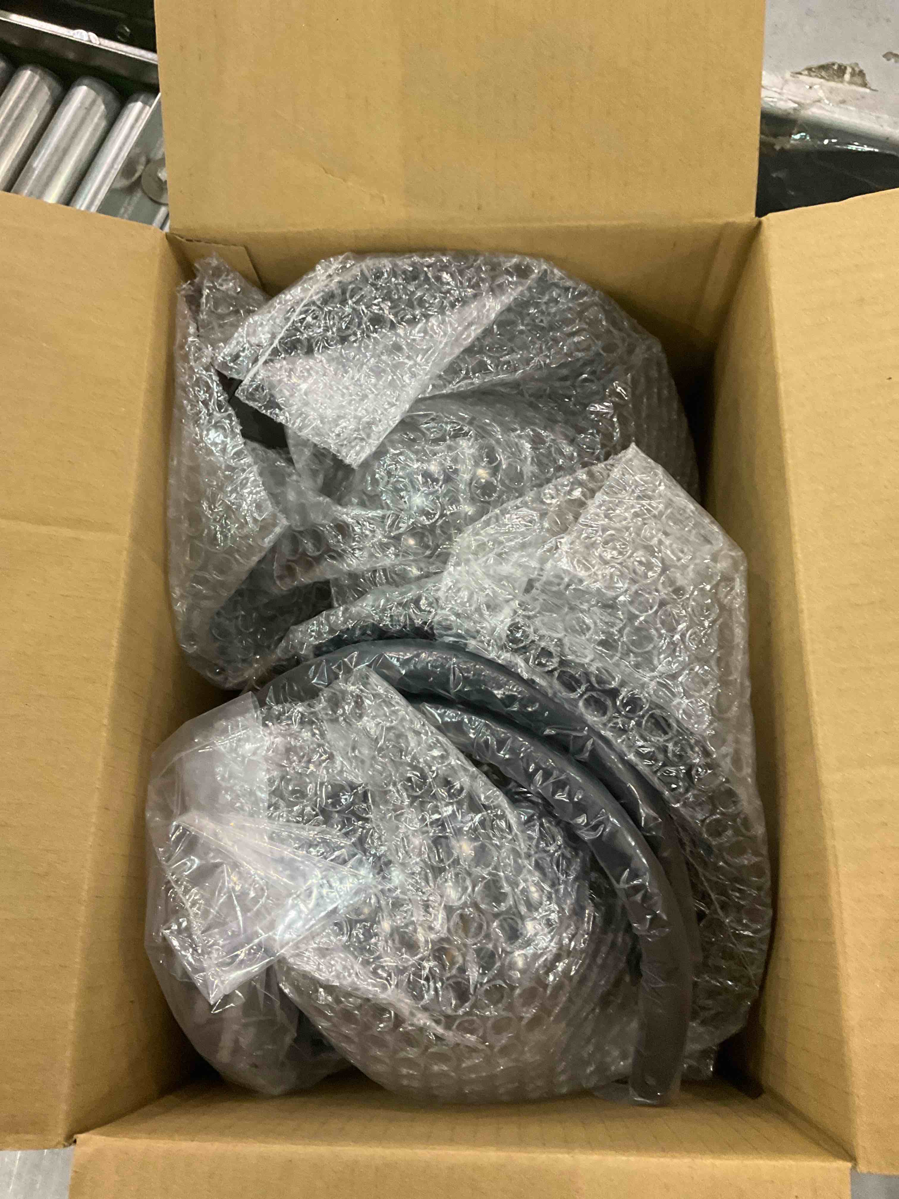 https://s3.amazonaws.com/lotting-images-prod/bidfta/EXS00716611_1702300331133.jpeg