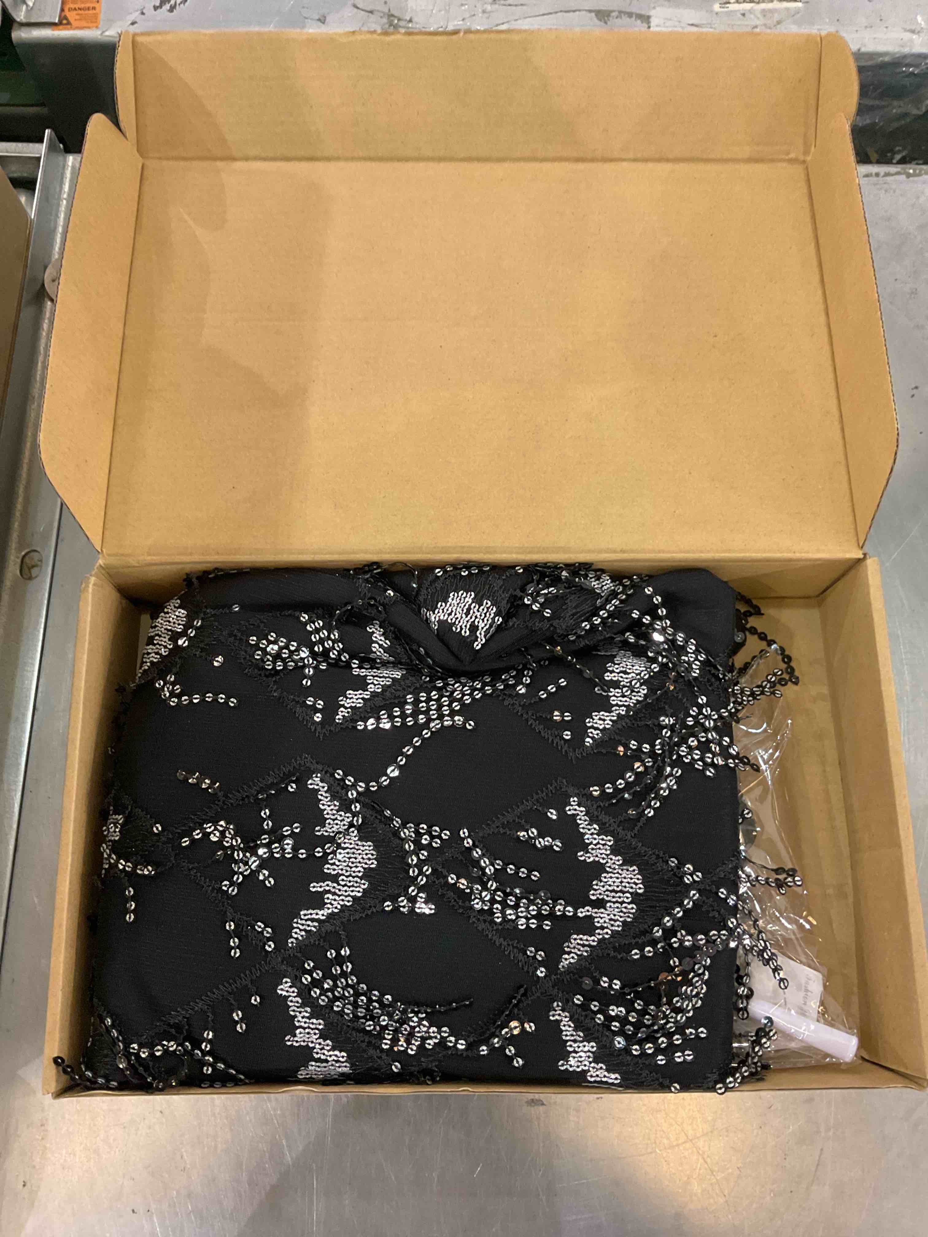 https://s3.amazonaws.com/lotting-images-prod/bidfta/EXS00716897_1702405189898.jpeg