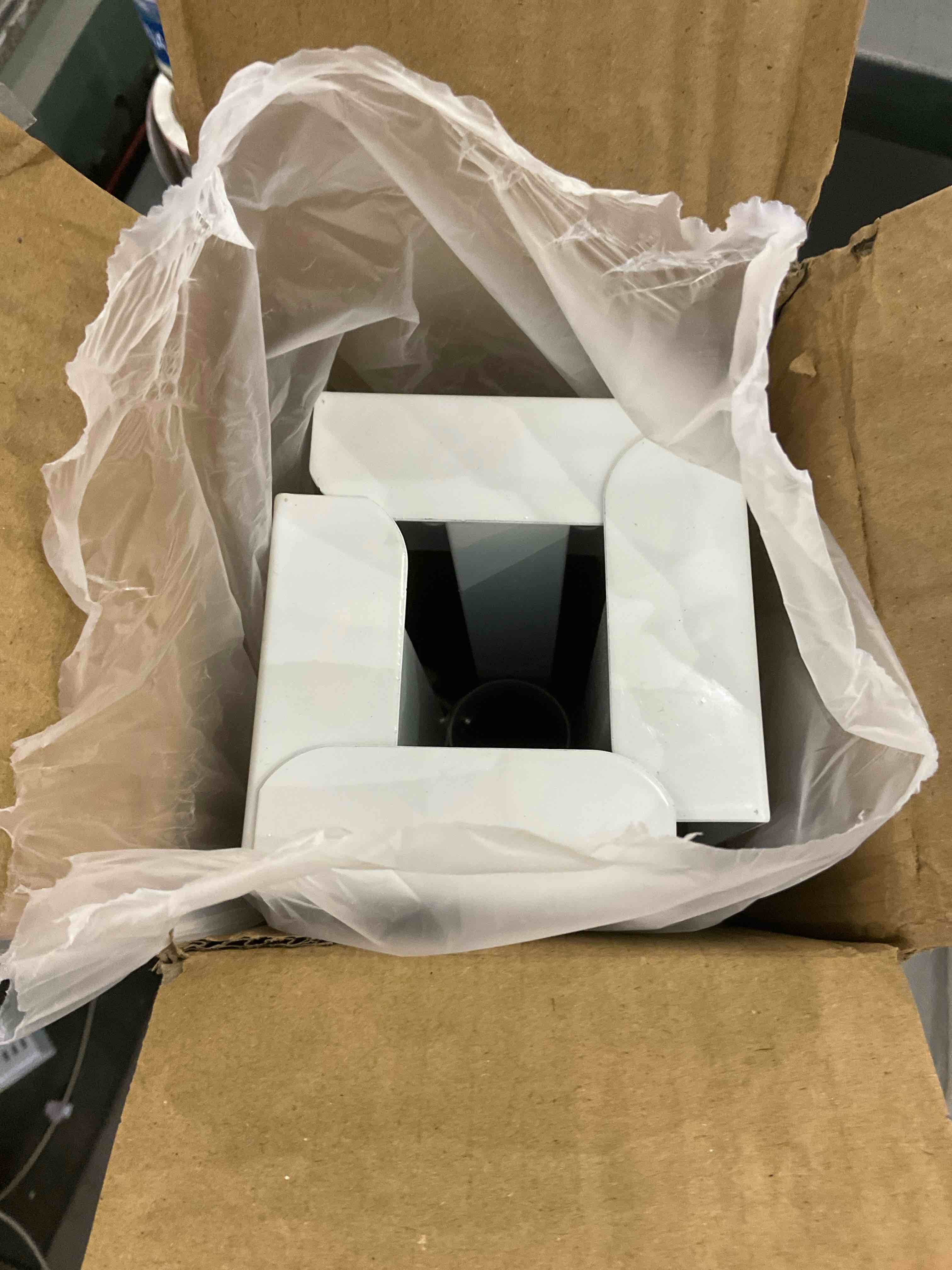 https://s3.amazonaws.com/lotting-images-prod/bidfta/EXS00723510_1703164776999.jpeg