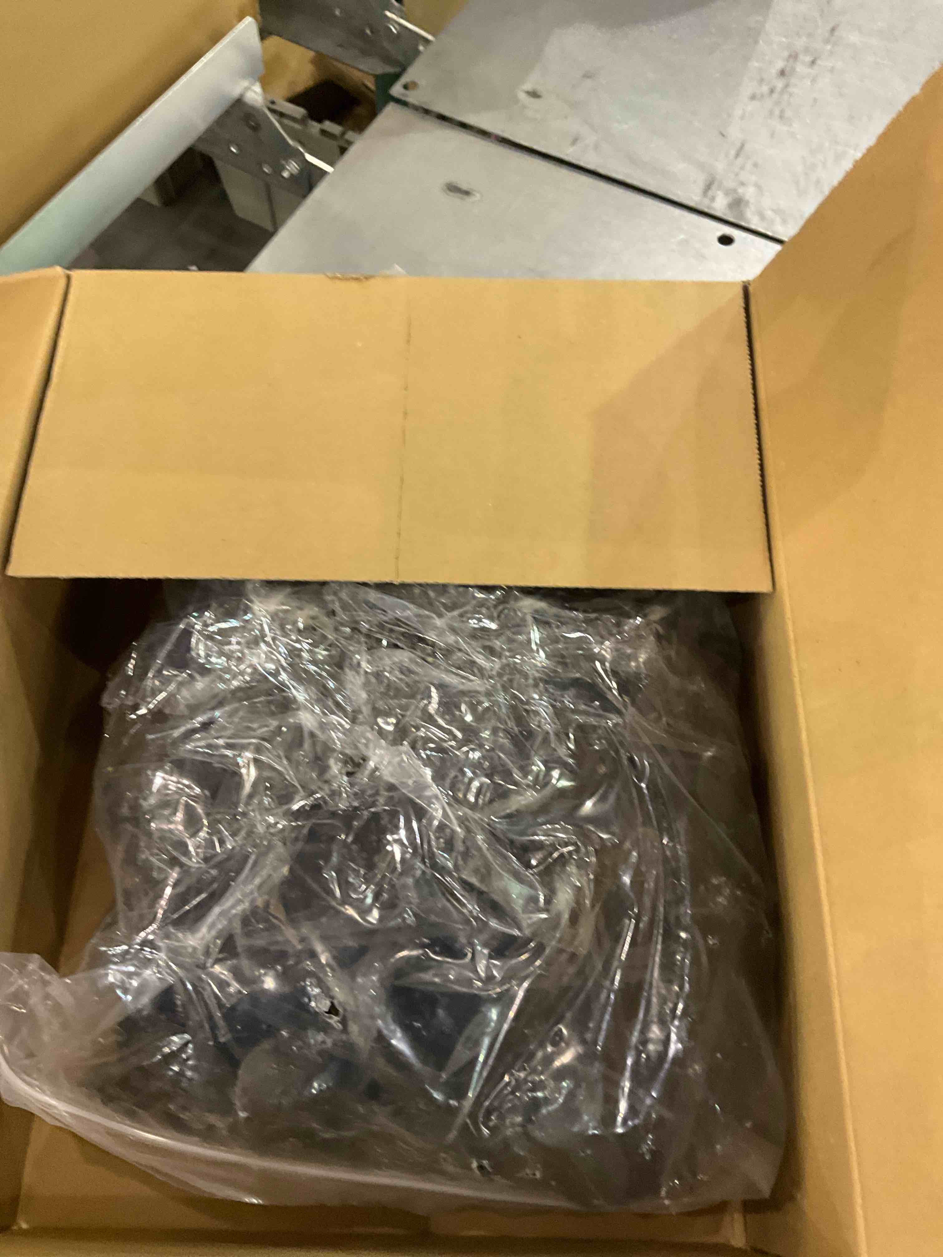 https://s3.amazonaws.com/lotting-images-prod/bidfta/EXS00724252_1703873321902.jpeg