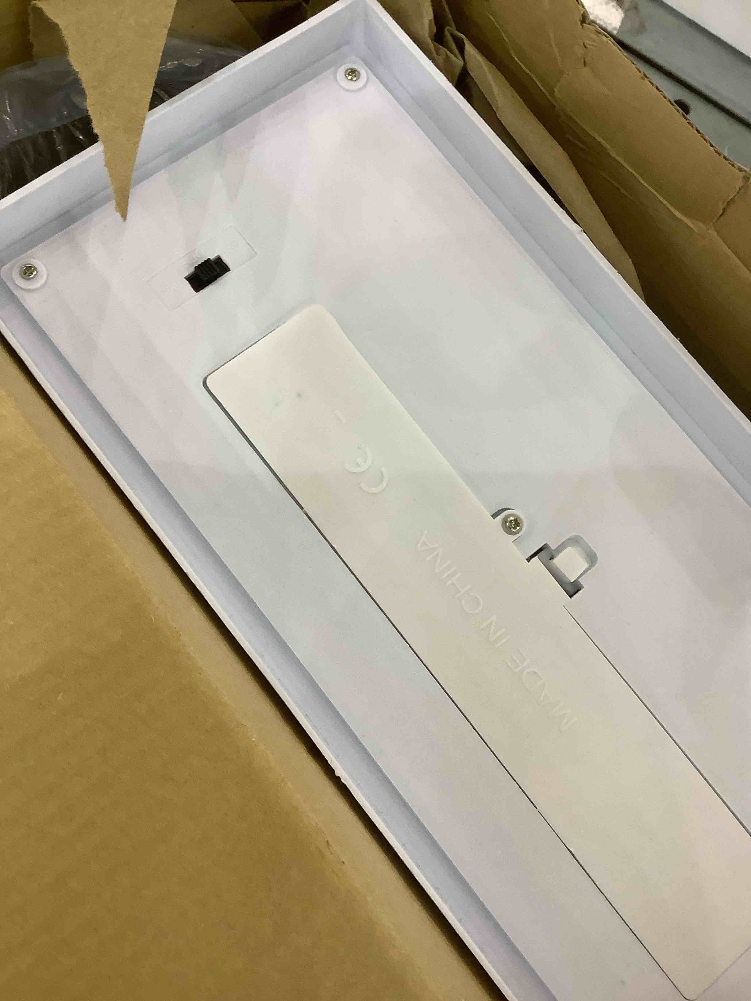 https://s3.amazonaws.com/lotting-images-prod/bidfta/EXS00726813_1704390538581.jpeg